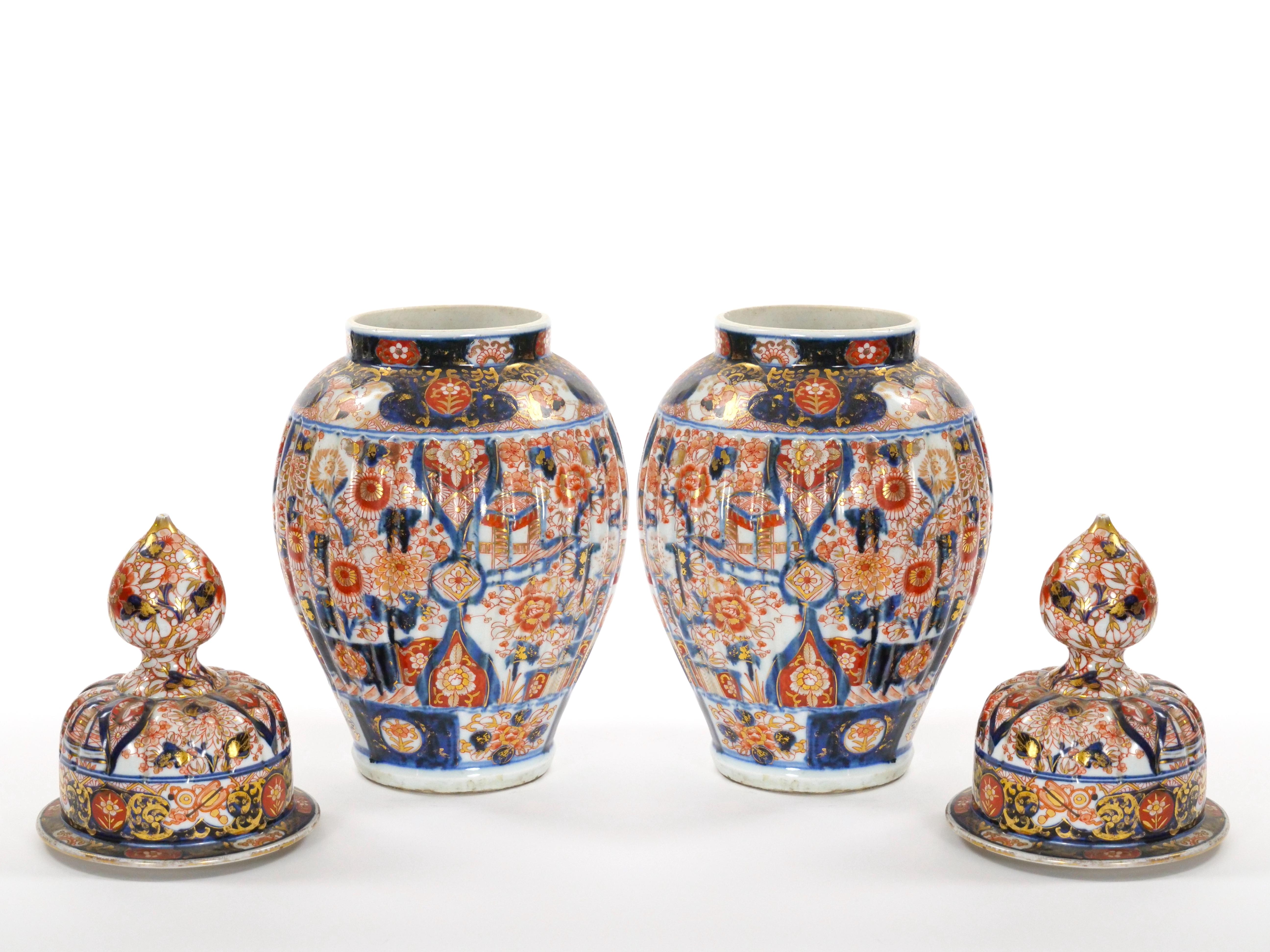 Immergiti nell'eleganza senza tempo del periodo Meiji con questa eccezionale coppia di antichi vasi con coperchio in Imari Porcelain, realizzati nel 1885 circa. Con un'altezza di ben 18 pollici e un diametro di 8,5 pollici, questi vasi sono una