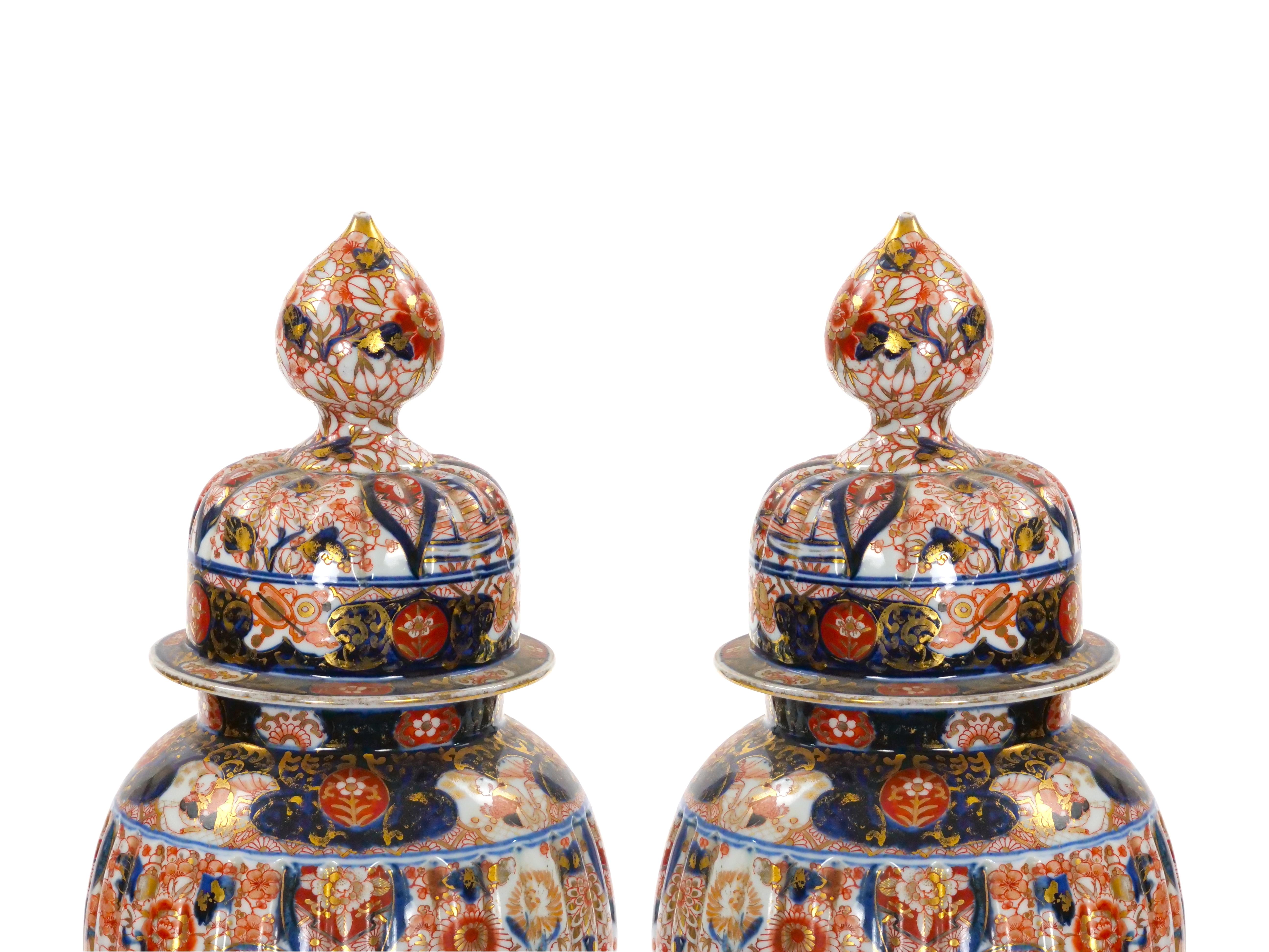 Giapponese Grandi vasi con coperchio in porcellana Imari Porcelain del periodo Meiji in vendita