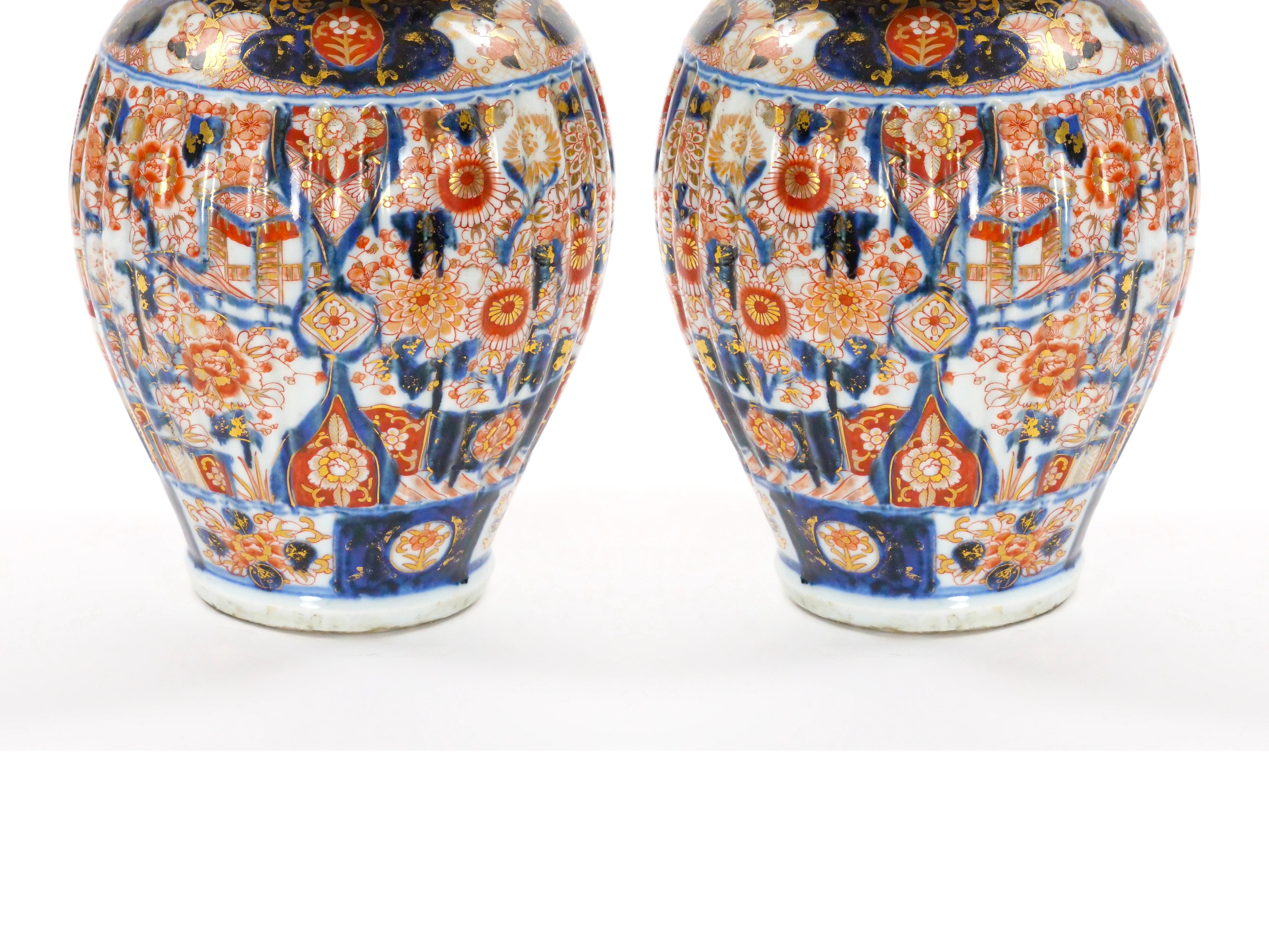 Dorato Grandi vasi con coperchio in porcellana Imari Porcelain del periodo Meiji in vendita