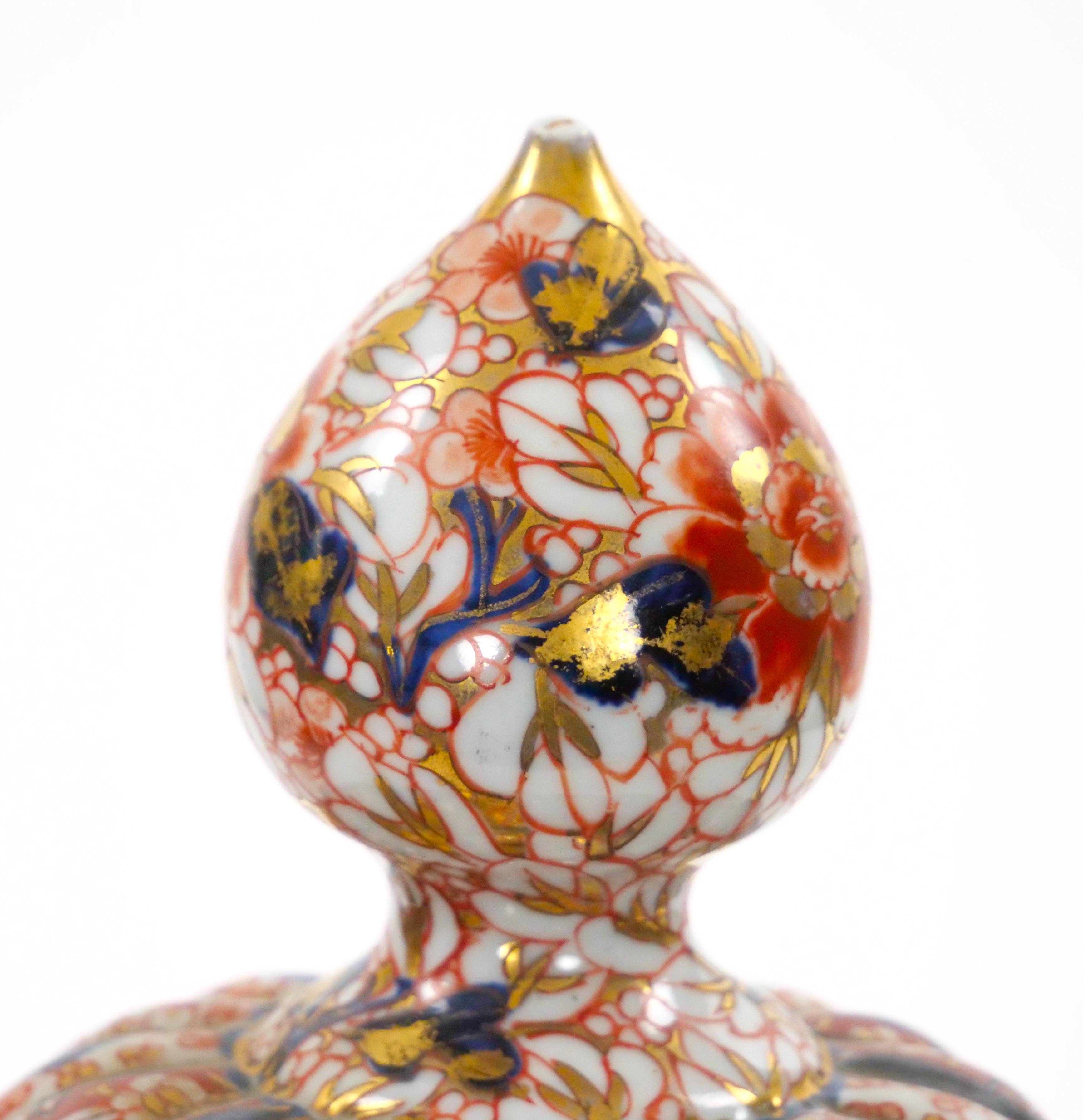 Grandi vasi con coperchio in porcellana Imari Porcelain del periodo Meiji In condizioni buone in vendita a Tarry Town, NY