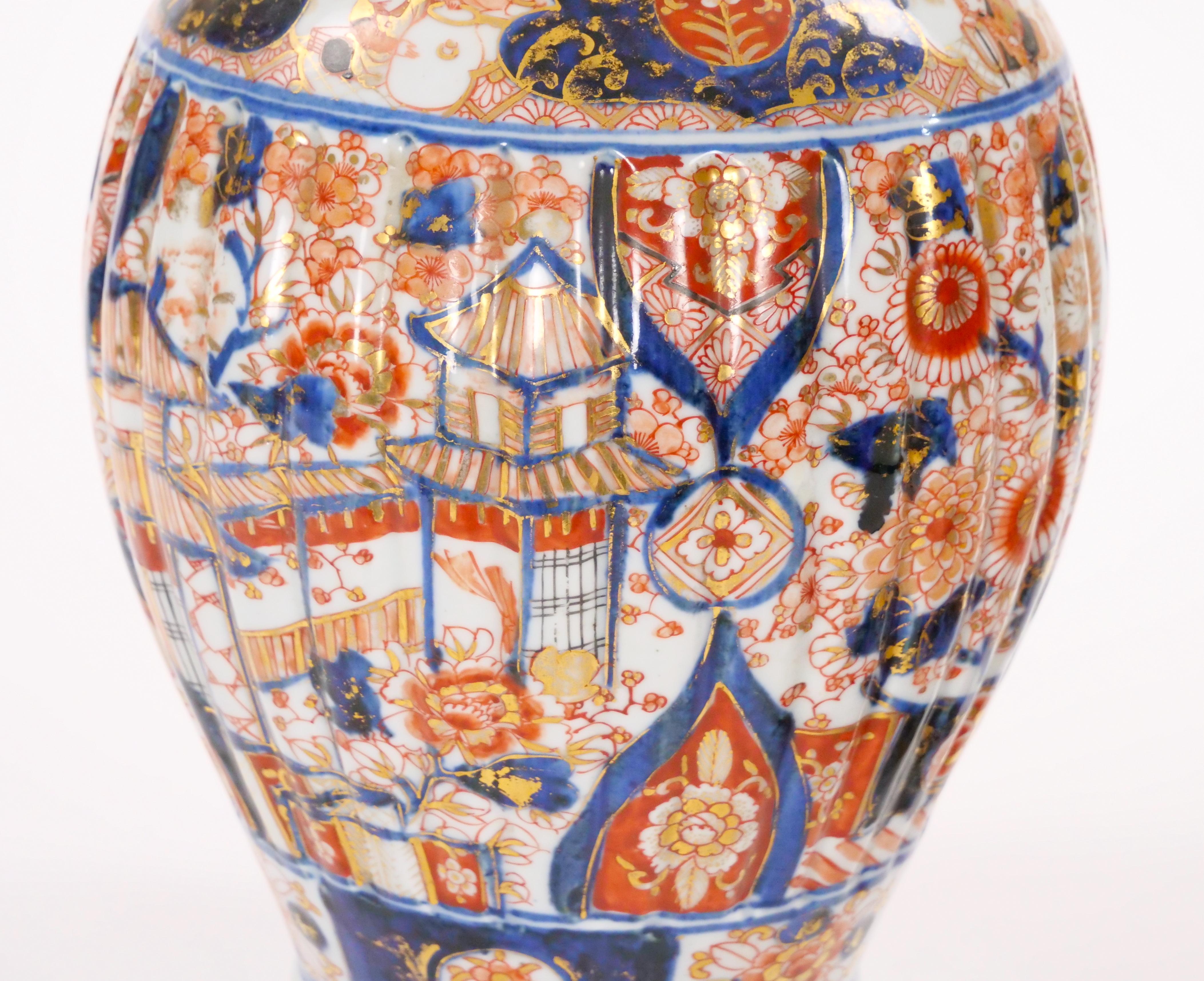 Fine XIX secolo Grandi vasi con coperchio in porcellana Imari Porcelain del periodo Meiji in vendita