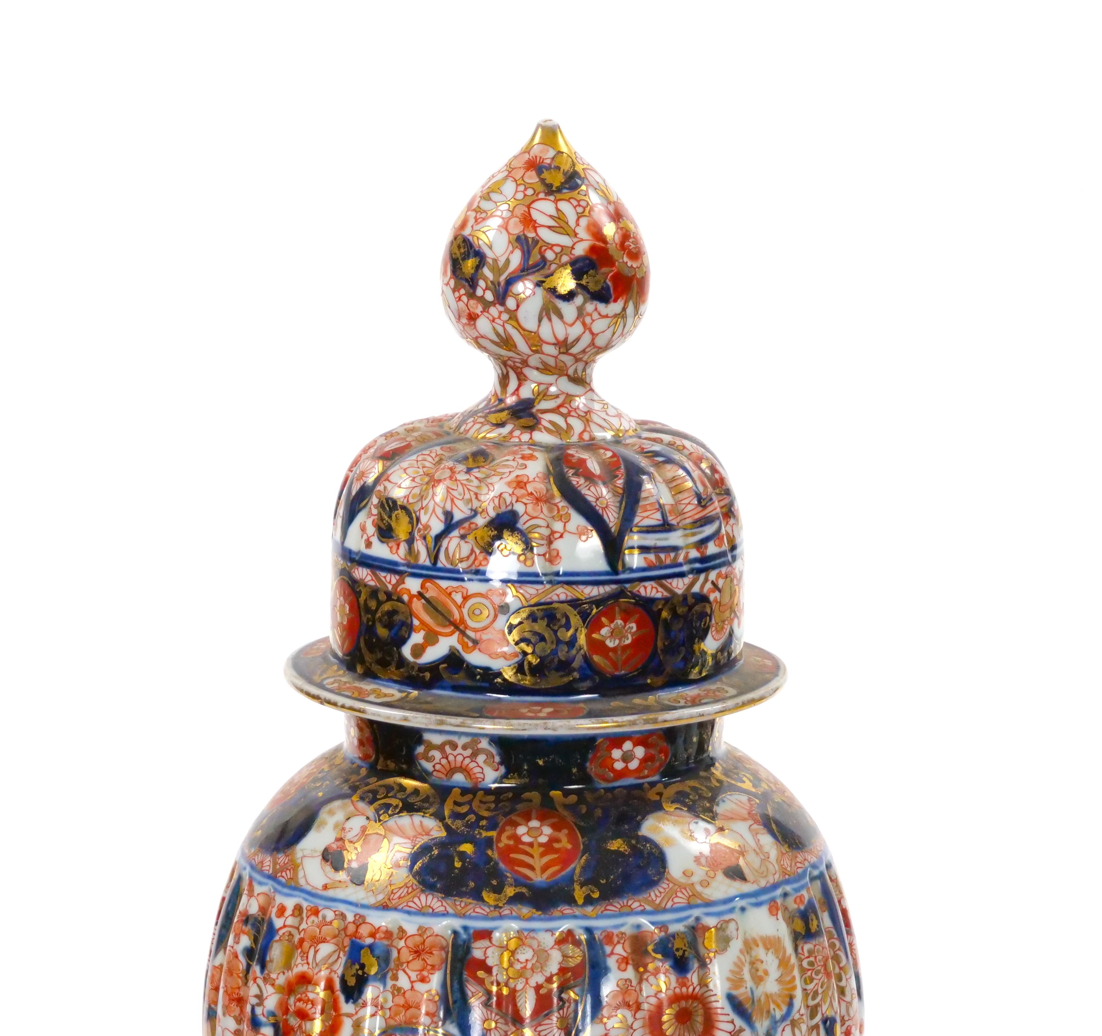 Porcellana Grandi vasi con coperchio in porcellana Imari Porcelain del periodo Meiji in vendita