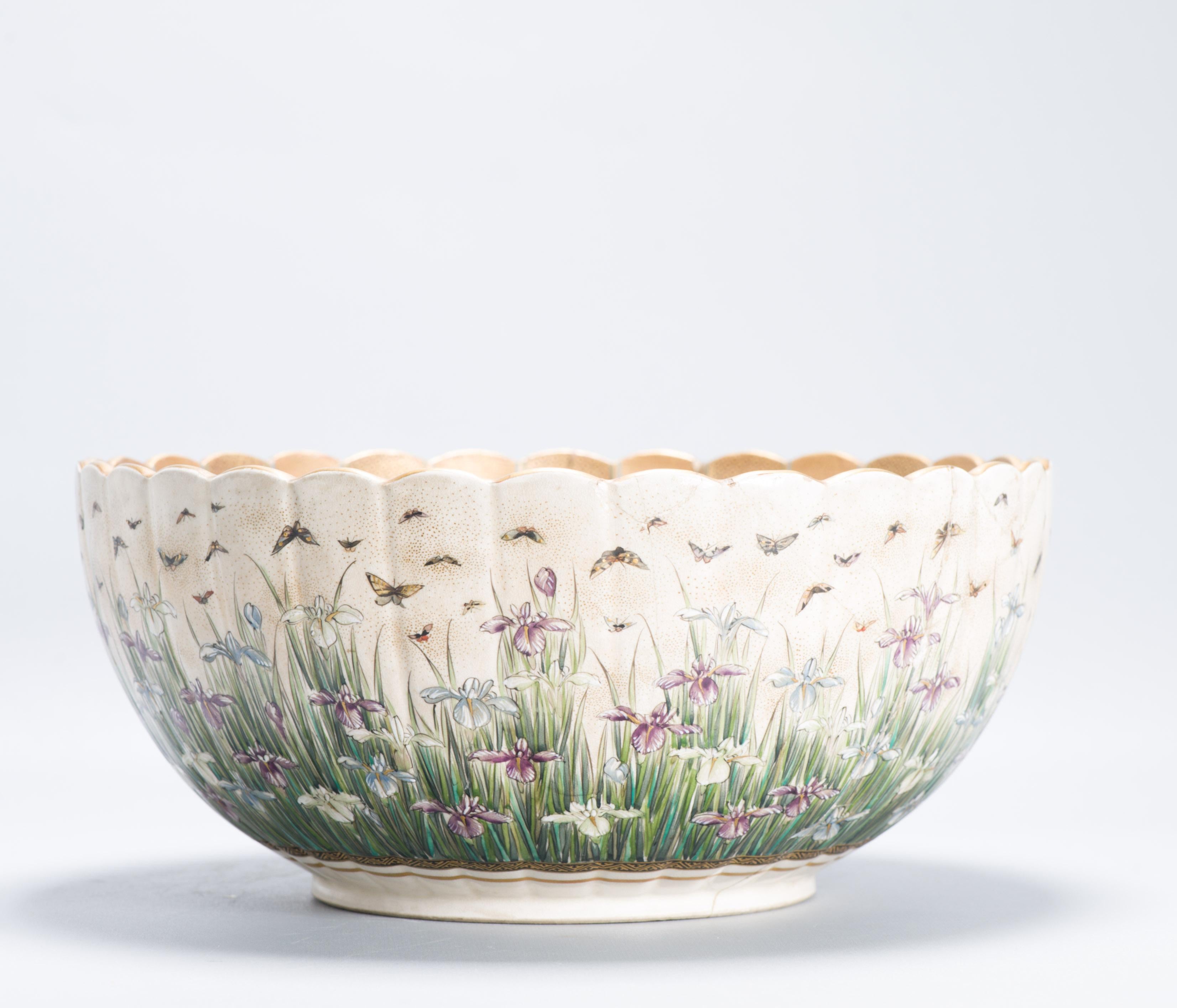 Grande Antico periodo Meiji Giapponese Satsuma Bowl Figure con marchio Giappone 19c In condizioni buone in vendita a Amsterdam, Noord Holland