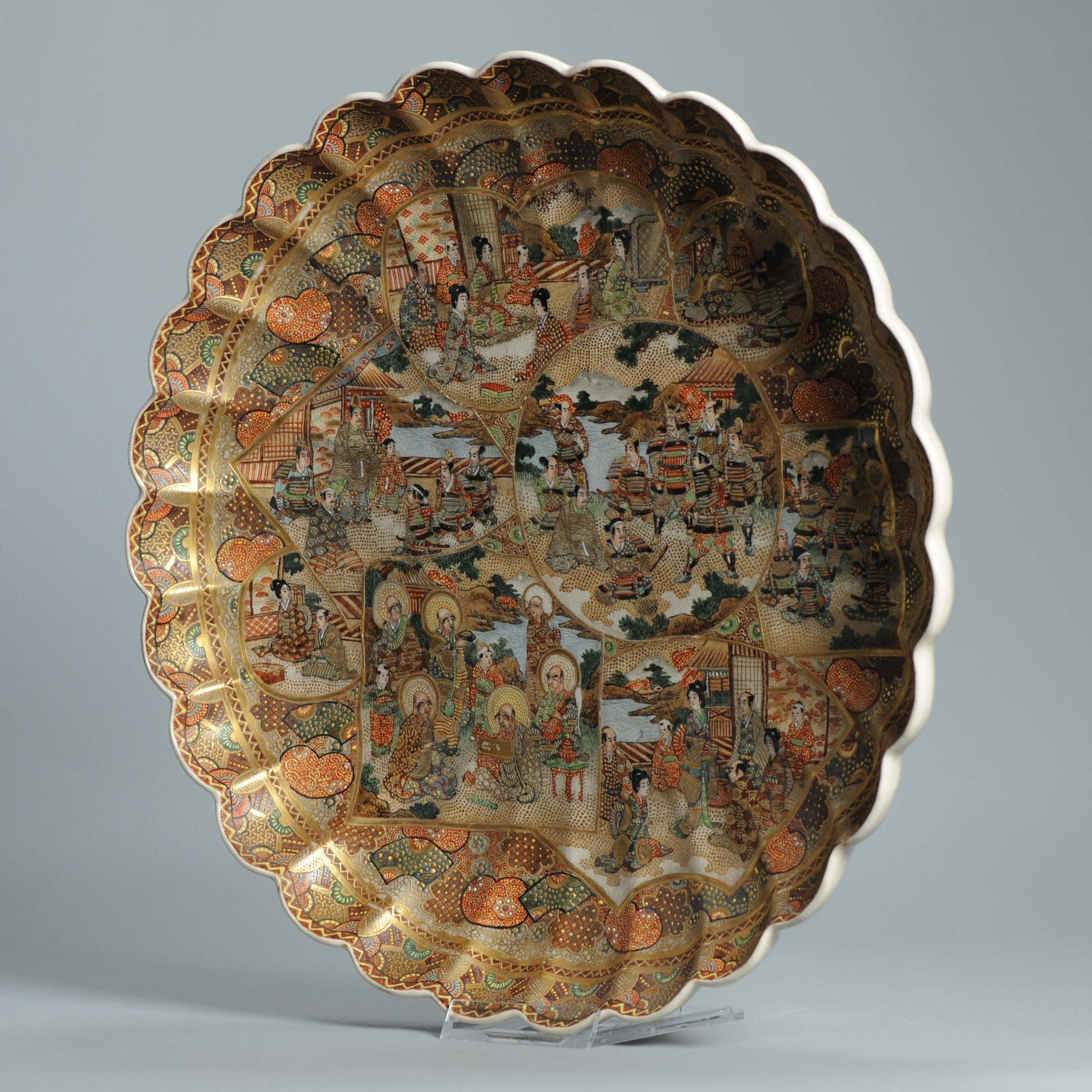 Grande assiette japonaise Satsuma d'époque Meiji d'après une scène figurative en vente 12
