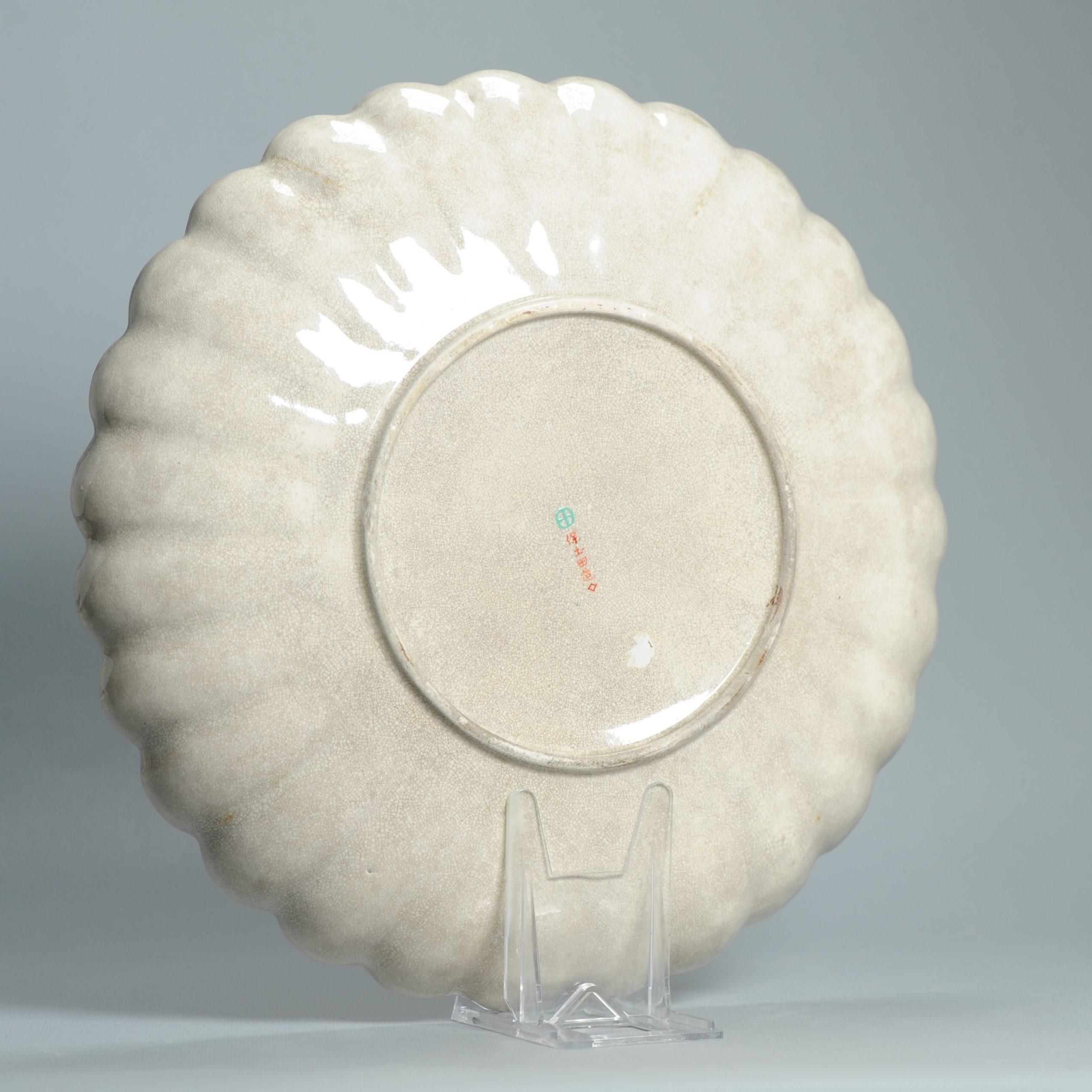 Japonais Grande assiette japonaise Satsuma d'époque Meiji d'après une scène figurative en vente