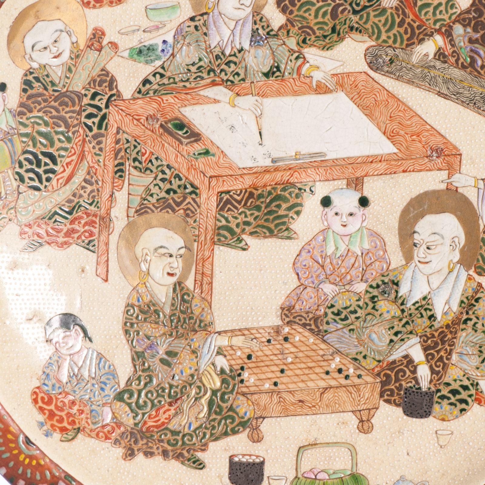 Grande piatto antico del periodo Meiji in Satsuma giapponese dopo con Arhats / Lohan in vendita 6