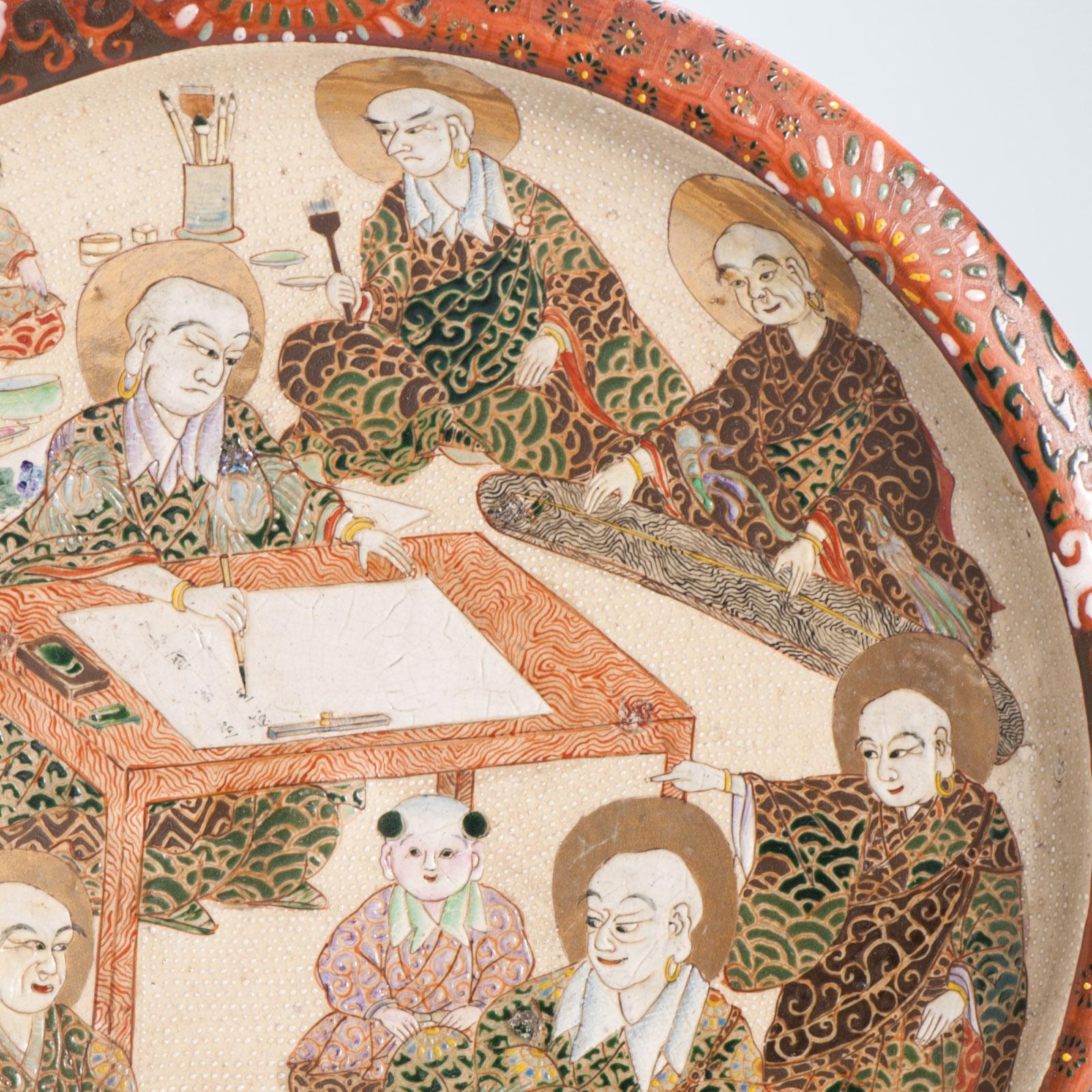 Grande piatto antico del periodo Meiji in Satsuma giapponese dopo con Arhats / Lohan in vendita 7