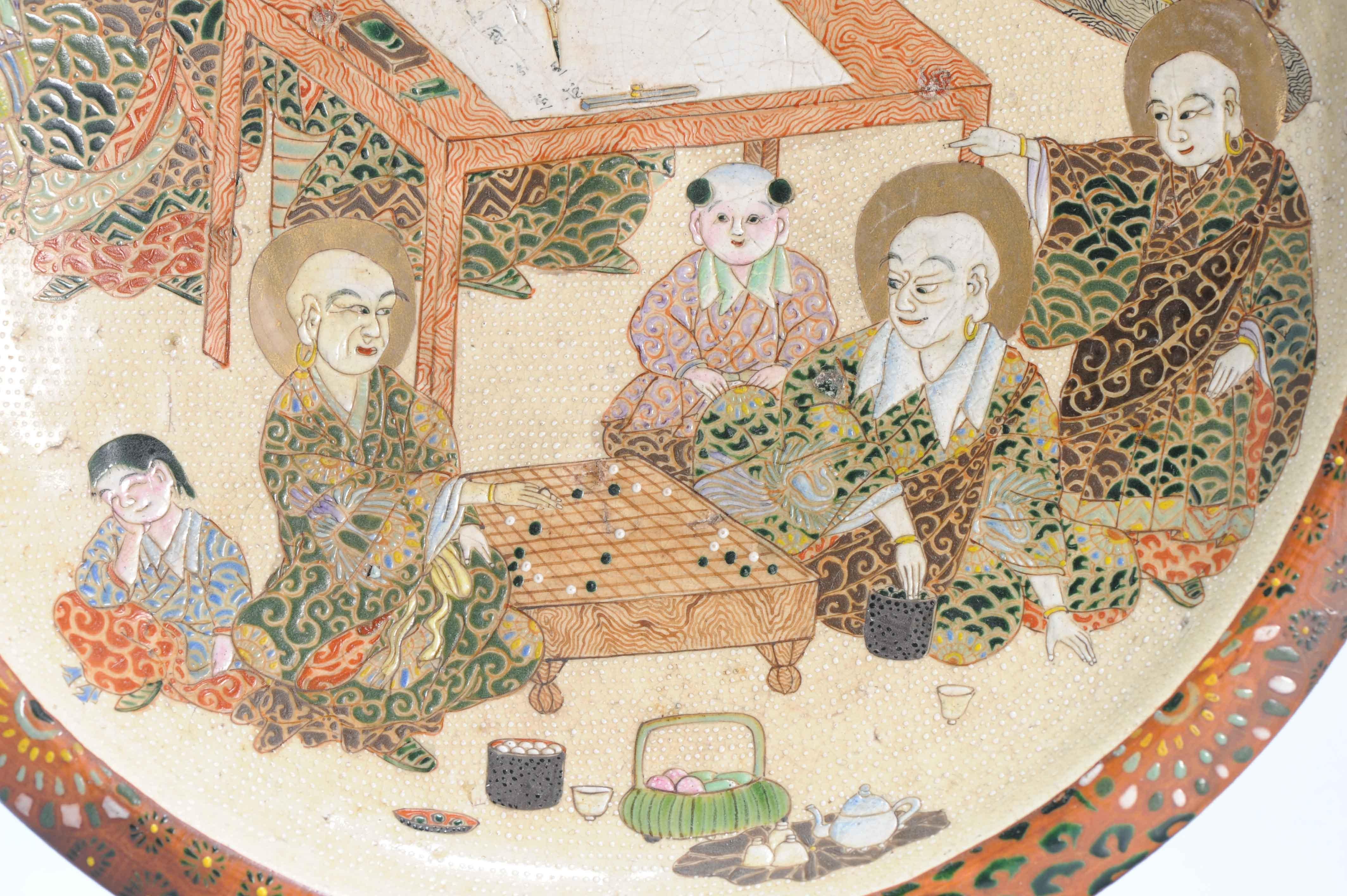 Grande piatto antico del periodo Meiji in Satsuma giapponese dopo con Arhats / Lohan In condizioni buone in vendita a Amsterdam, Noord Holland