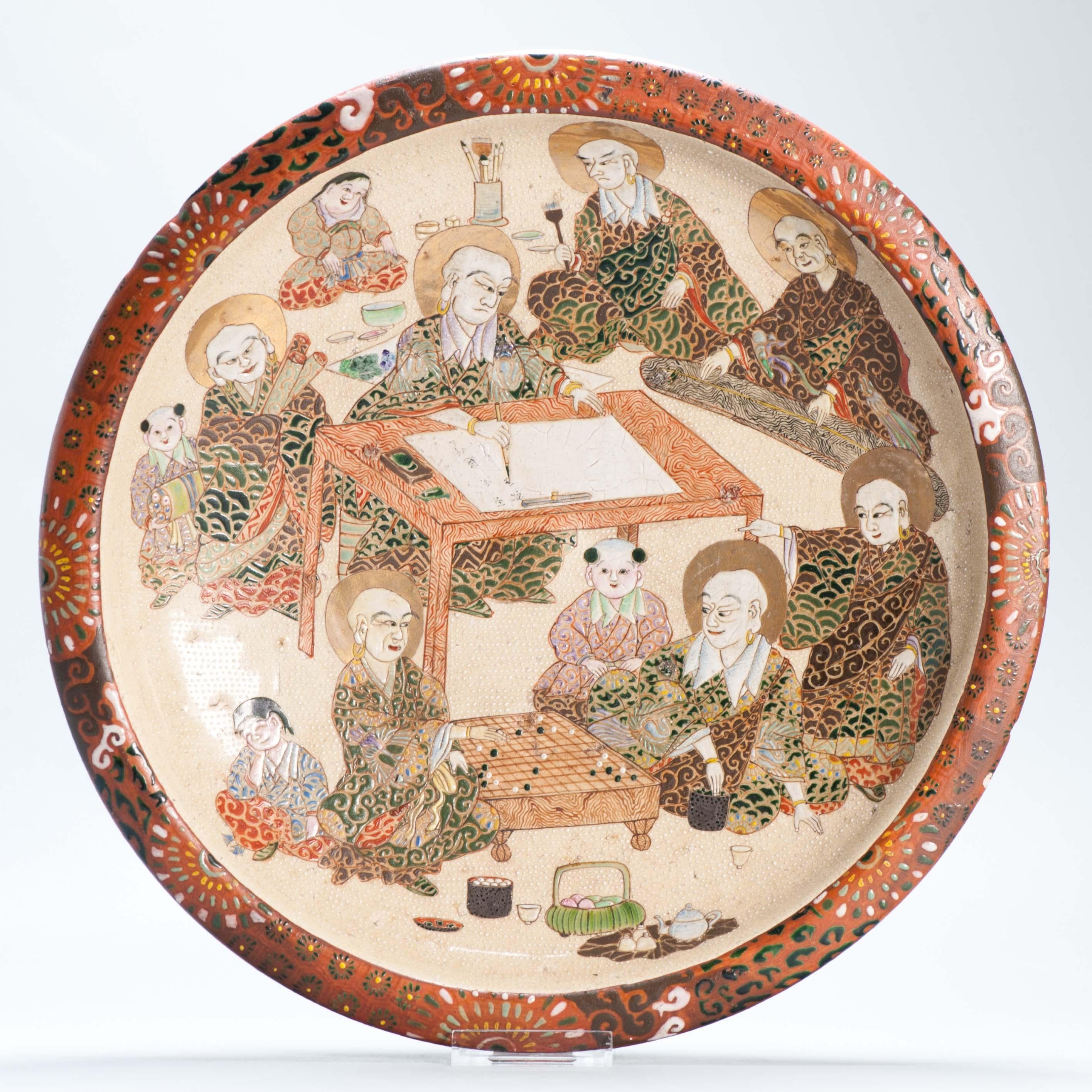 Grande piatto antico del periodo Meiji in Satsuma giapponese dopo con Arhats / Lohan in vendita 1
