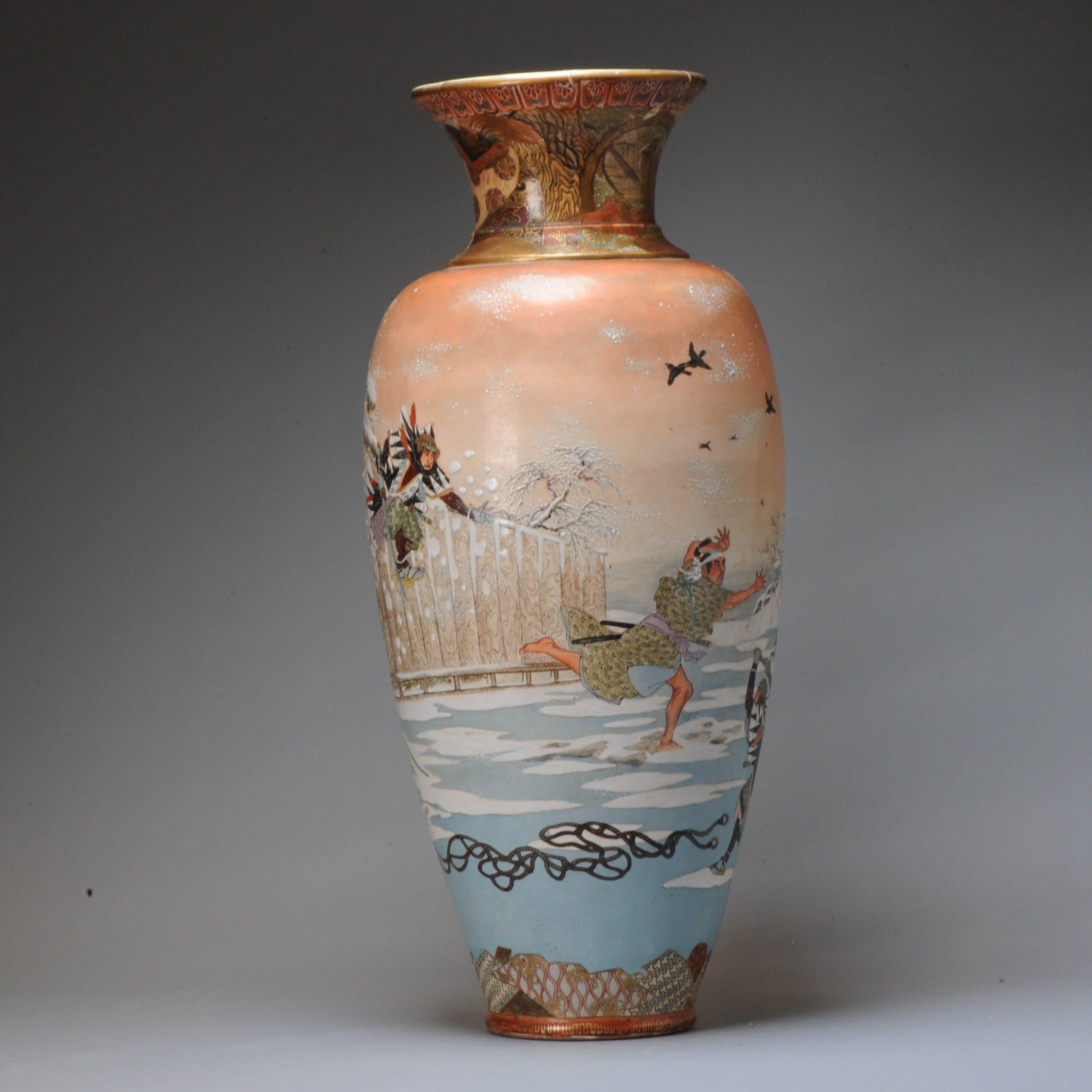 Favoloso vaso di terracotta giapponese di grandi dimensioni. Bella e sorprendente scena di villaggio invernale con guerrieri che sembrano allenarsi. Segna alla base.

Informazioni aggiuntive:
Materiale: Porcellana e ceramica
Stile giapponese: