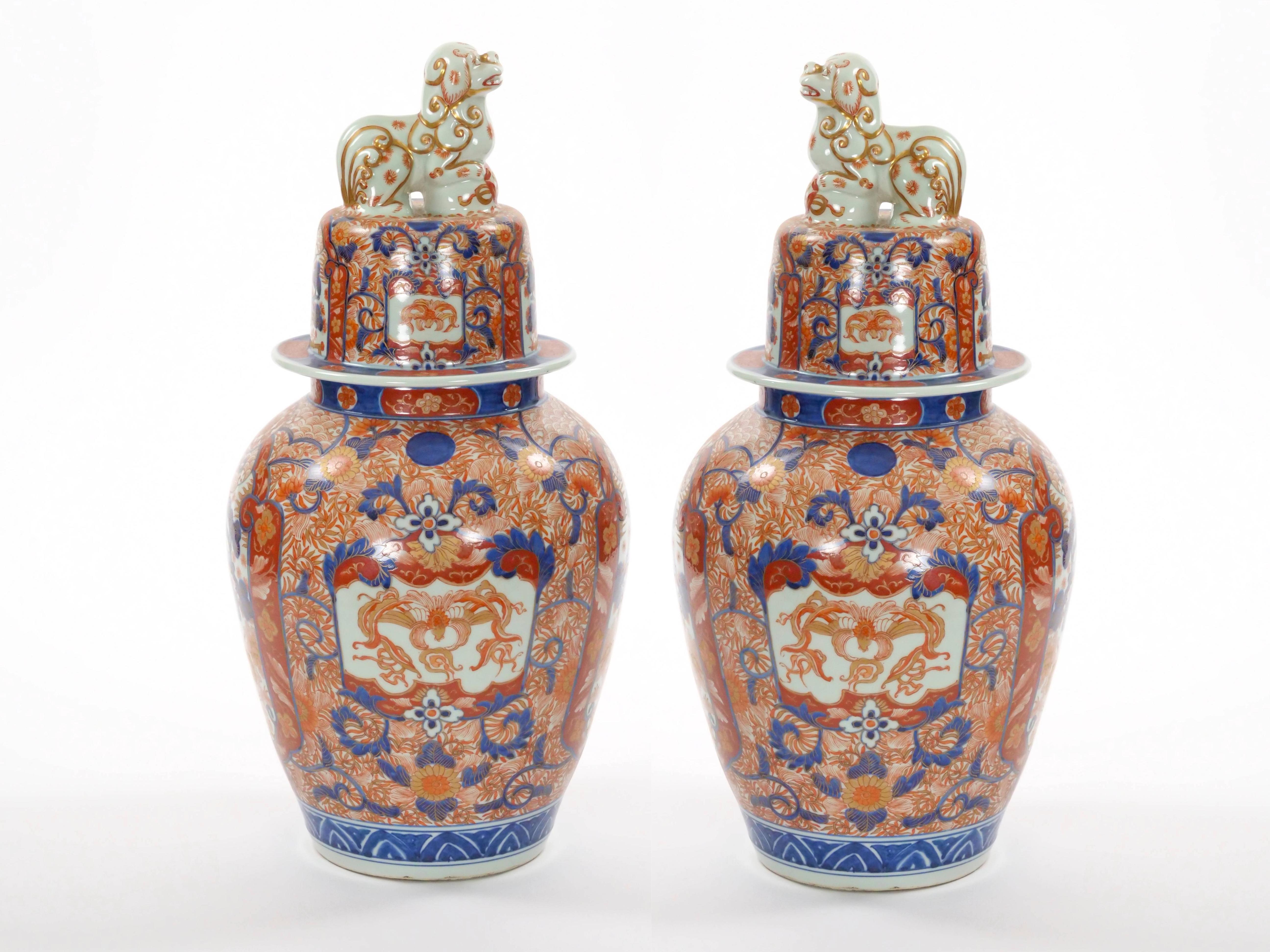 Lasciati trasportare dallo splendore del periodo Meiji con questa straordinaria coppia di antichi vasi con coperchio in porcellana, realizzati nel 1885 circa. Con un'altezza di ben 20 pollici e un diametro di 14 pollici, questi vasi sono una
