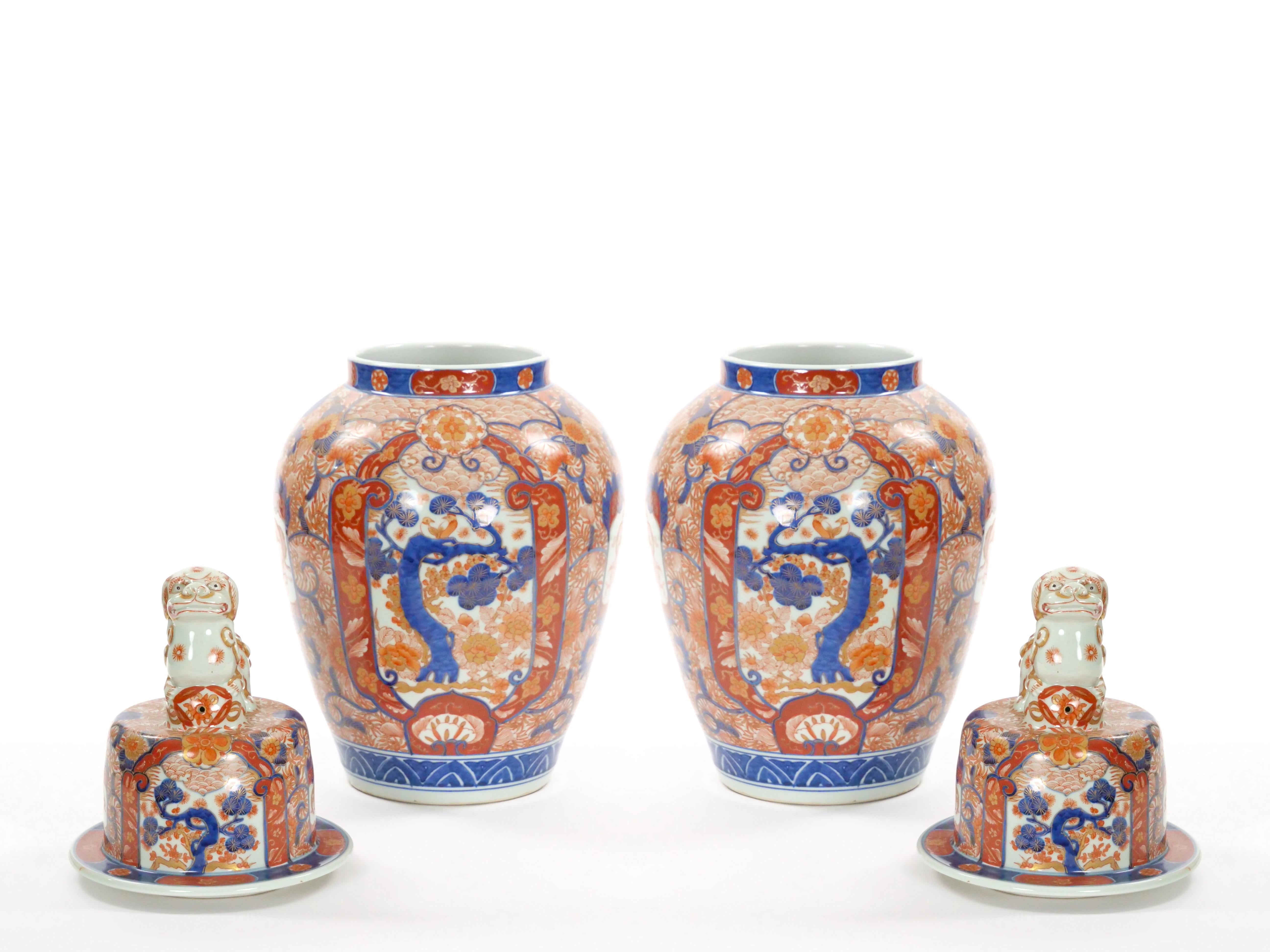Dorato Grande vaso antico con coperchio in Imari Porcelain del periodo Meiji in vendita