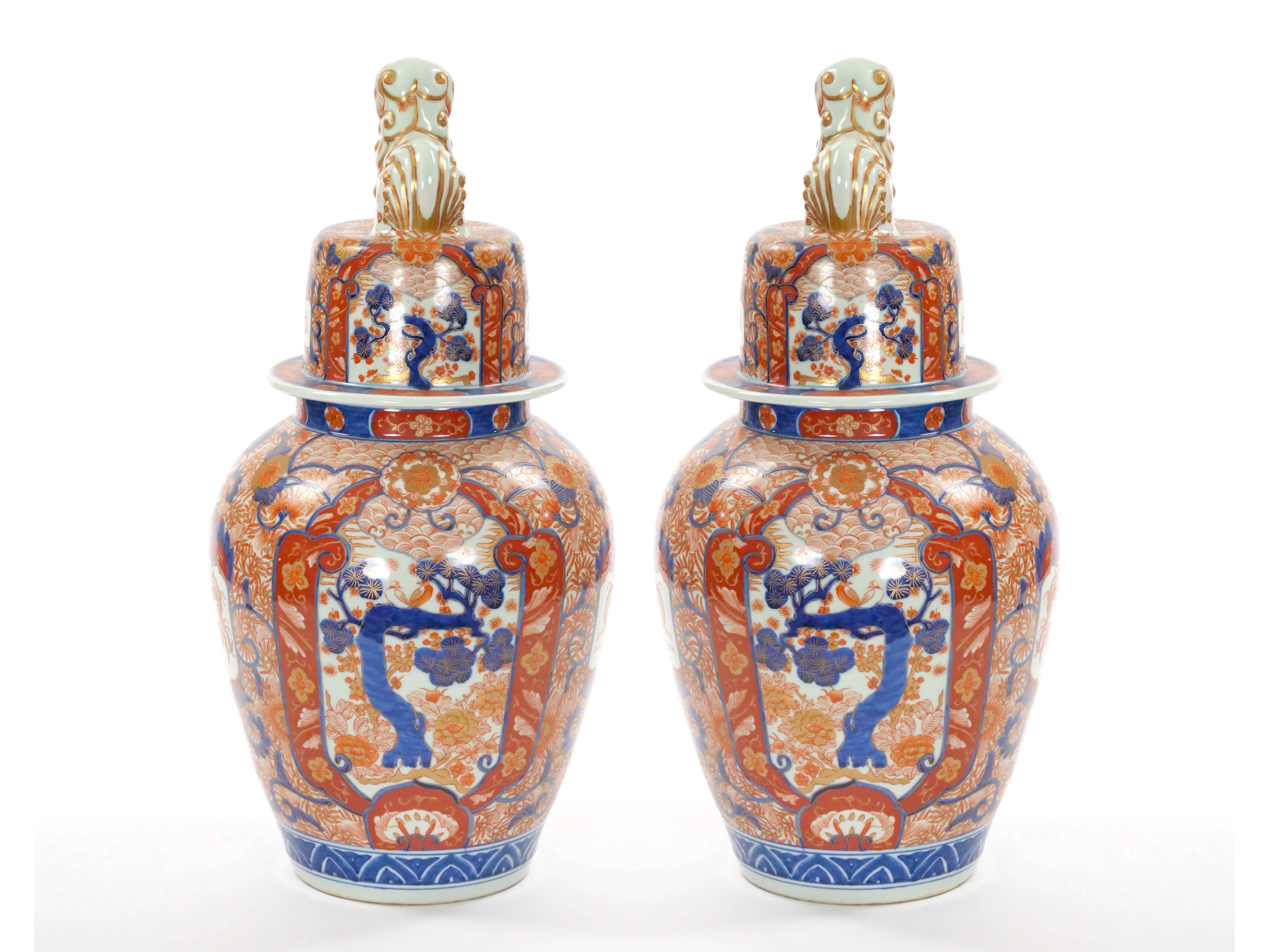 Grande vaso antico con coperchio in Imari Porcelain del periodo Meiji In condizioni buone in vendita a Tarry Town, NY