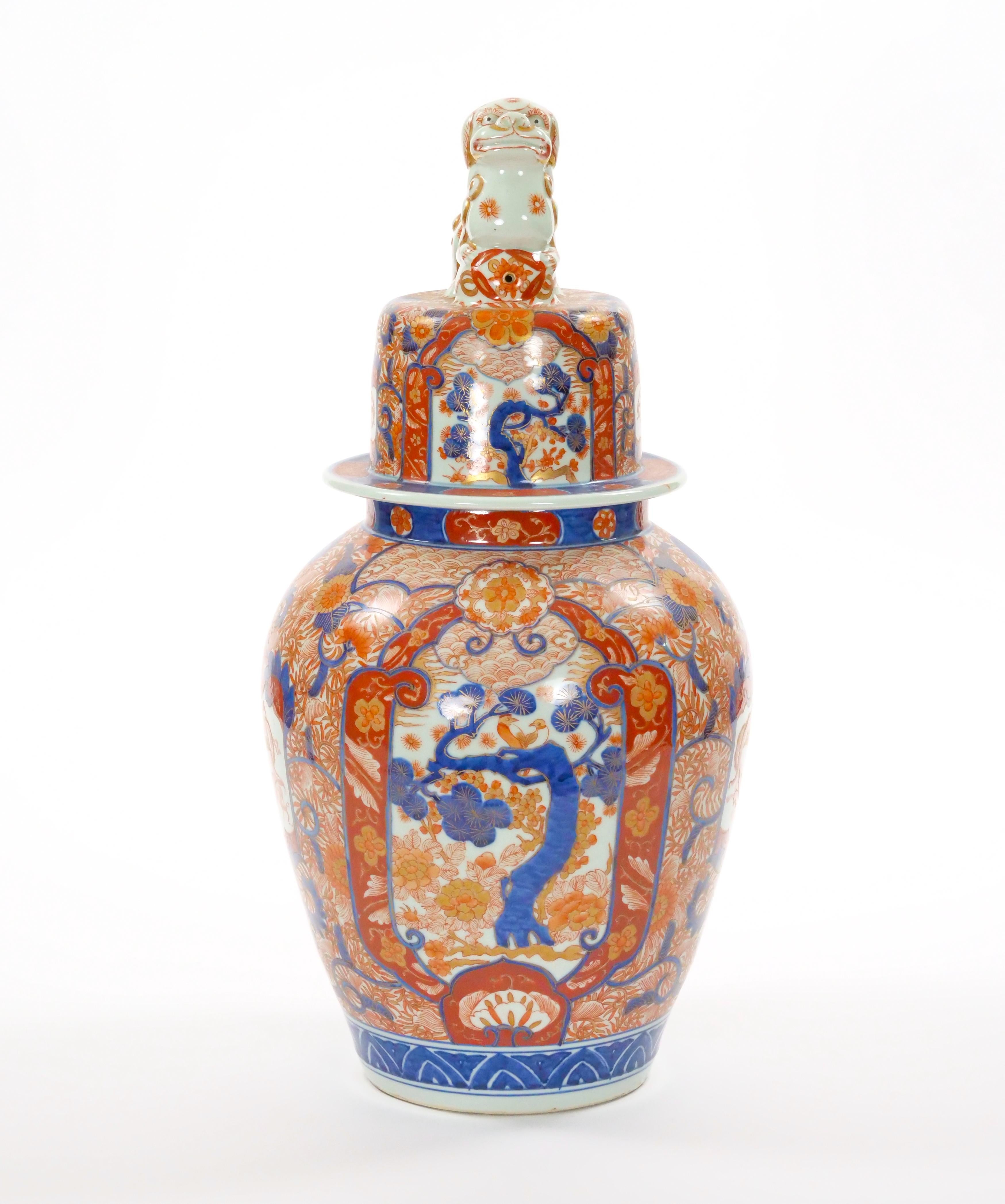 Porcellana Grande vaso antico con coperchio in Imari Porcelain del periodo Meiji in vendita