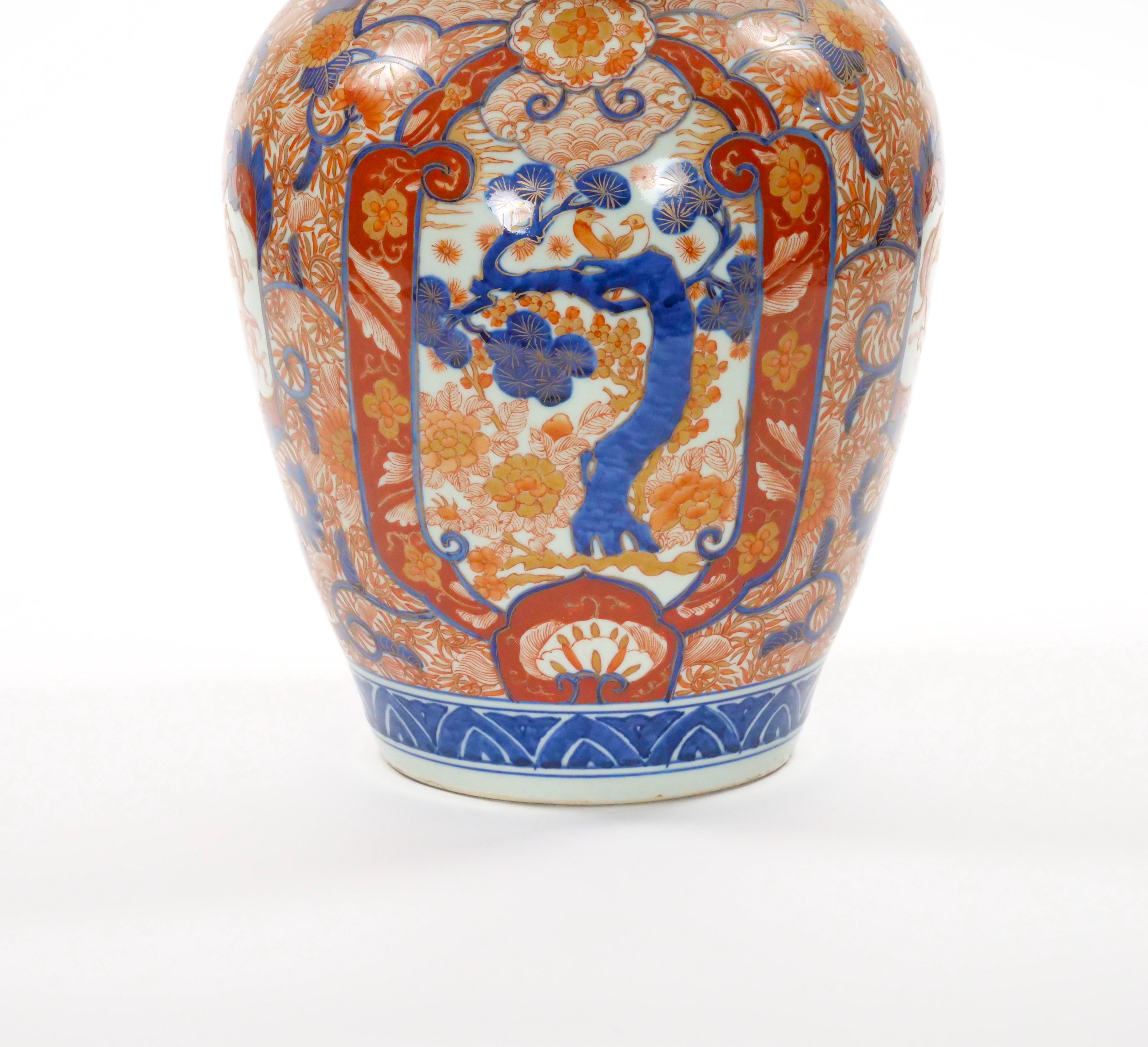 Grande vaso antico con coperchio in Imari Porcelain del periodo Meiji in vendita 1