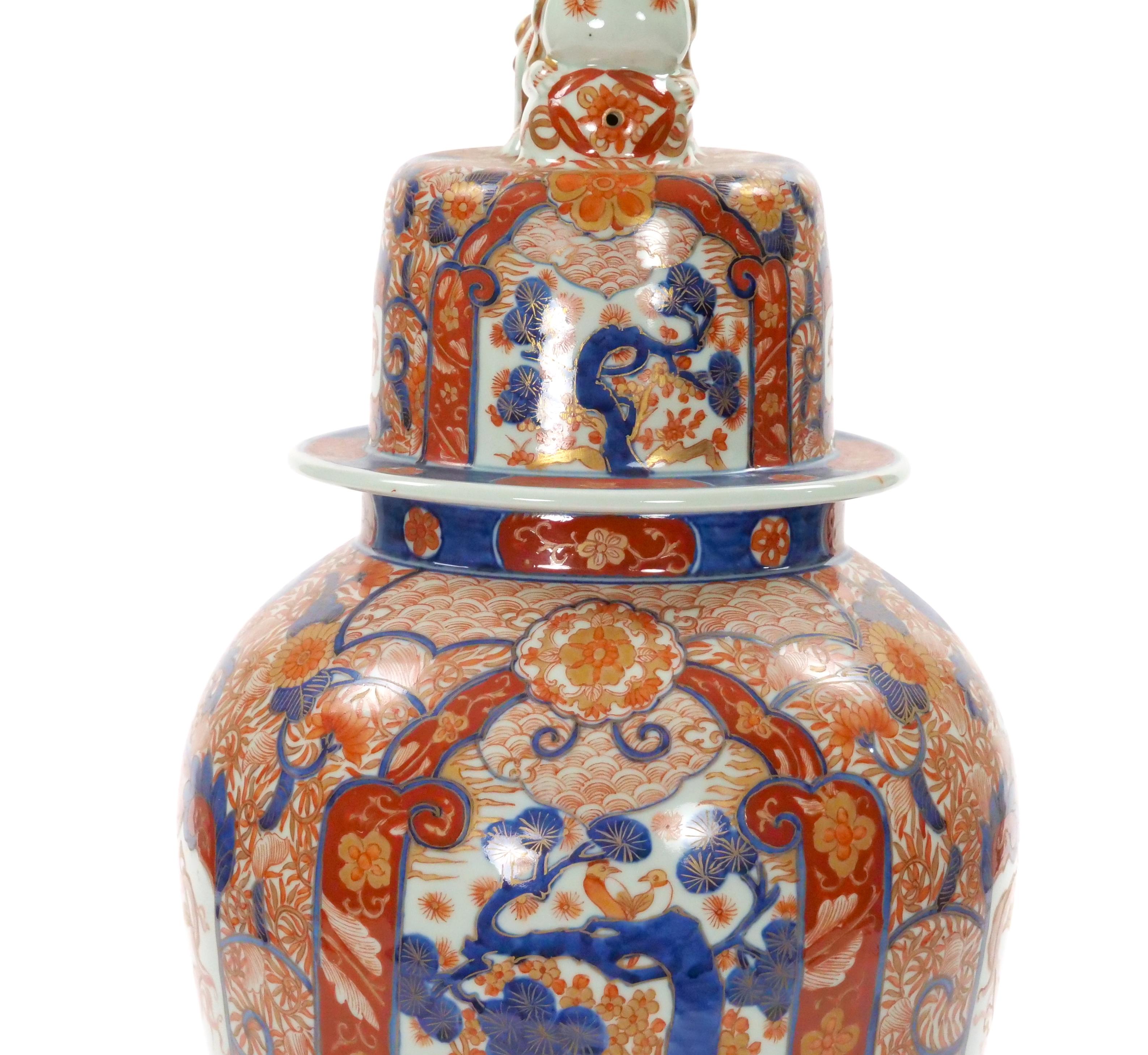 Grande vaso antico con coperchio in Imari Porcelain del periodo Meiji in vendita 2