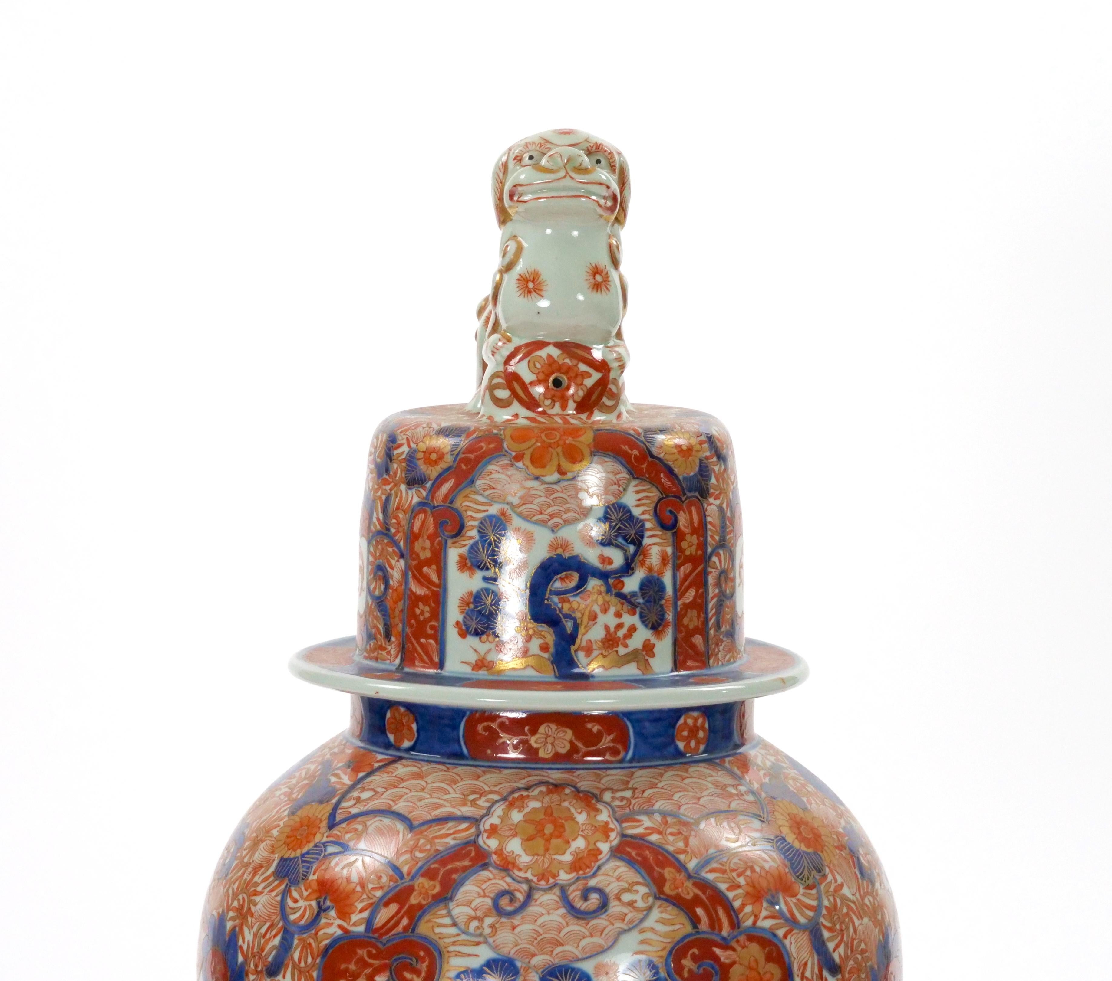 Grande vaso antico con coperchio in Imari Porcelain del periodo Meiji in vendita 3