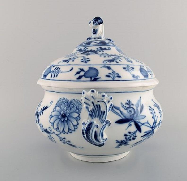 Peint à la main Grande soupière �à couvercle en porcelaine peinte à la main de Meissen 