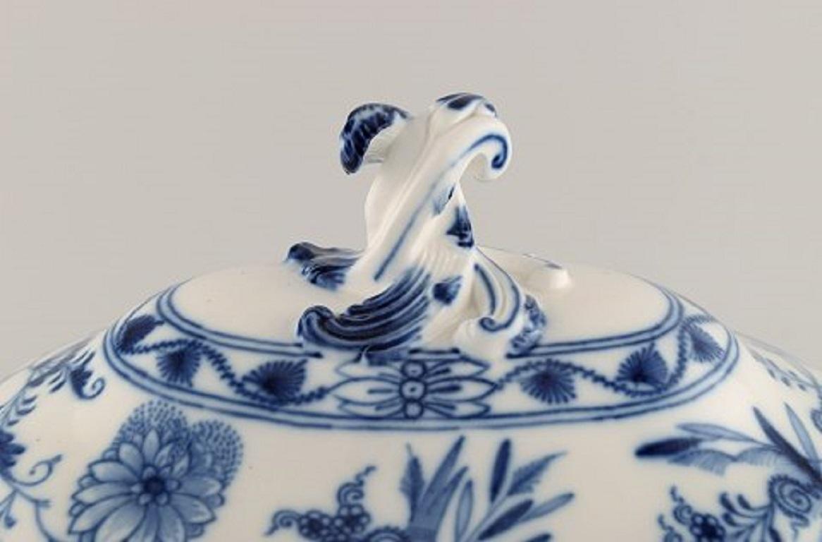 20ième siècle Grande soupière à couvercle en porcelaine peinte à la main de Meissen 