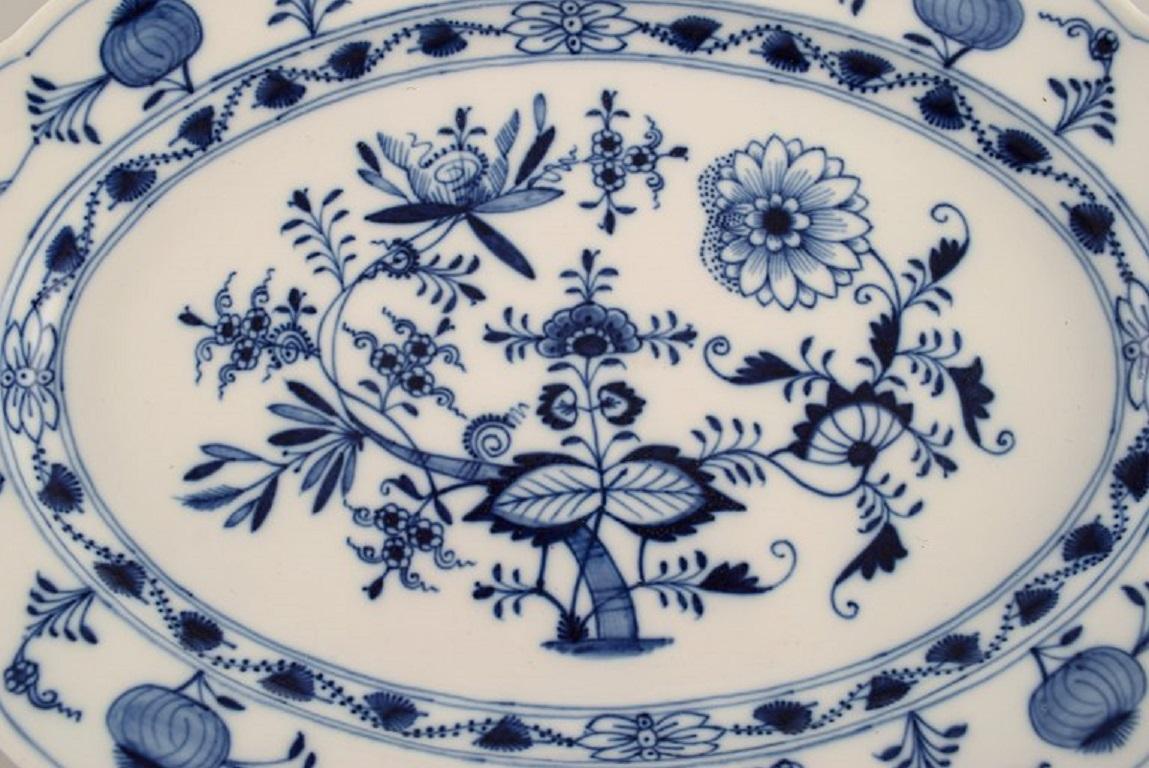 Large antique Meissen blue onion serving dish in hand-painted porcelain. 
Late 19th century.
Measures: 40.5 x 29 x 4 cm.
In excellent condition.
Stamped.
3rd factory quality.