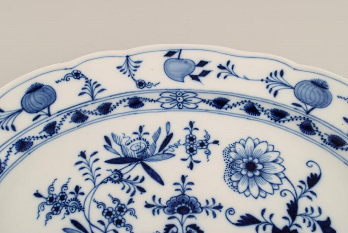 German Large Antique Meissen Blue Onion Serving Dish in Hand-Painted Porcelain