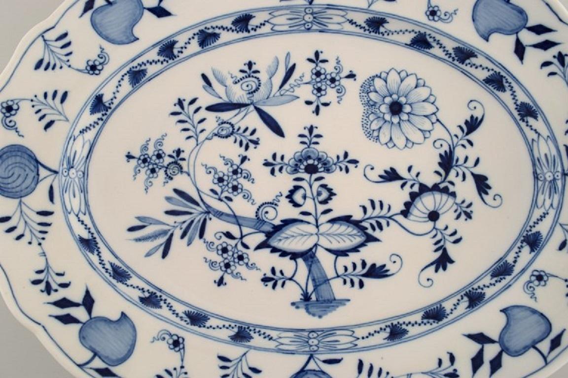 Large antique Meissen blue onion serving dish with handles in hand-painted porcelain. 
Late 19th century.
Measures: 42.5 x 30 x 9.5 cm.
In excellent condition.
Stamped.
1st factory quality.