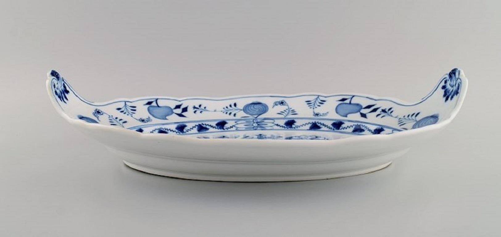 Large Antique Meissen Blue Onion Serving Dish with Handles in Porcelain In Excellent Condition In Copenhagen, DK