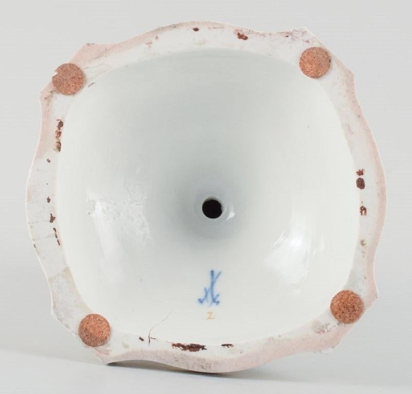 Großer antiker Meissener Kerzenständer aus handbemalter Porzellan, 19. Jahrhundert im Angebot 1