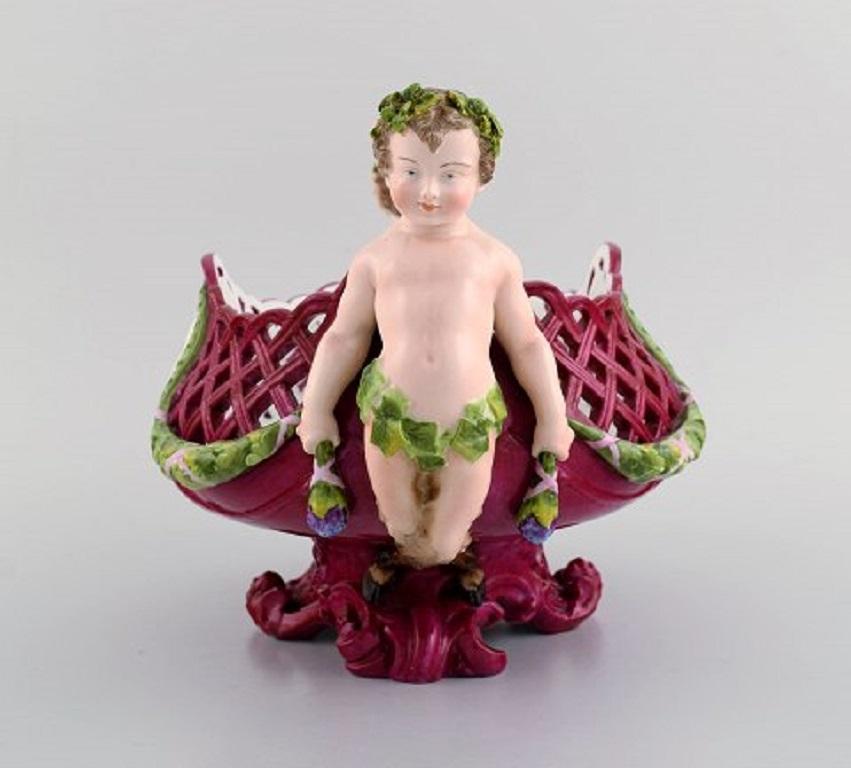Gran centro de mesa europeo antiguo de porcelana calada pintada a mano y decorada con faunos, Aprox. 1910.
Medidas: 28,5 x 18,5 cm.
En excelente estado.
Sellado.
1ª calidad de fábrica.