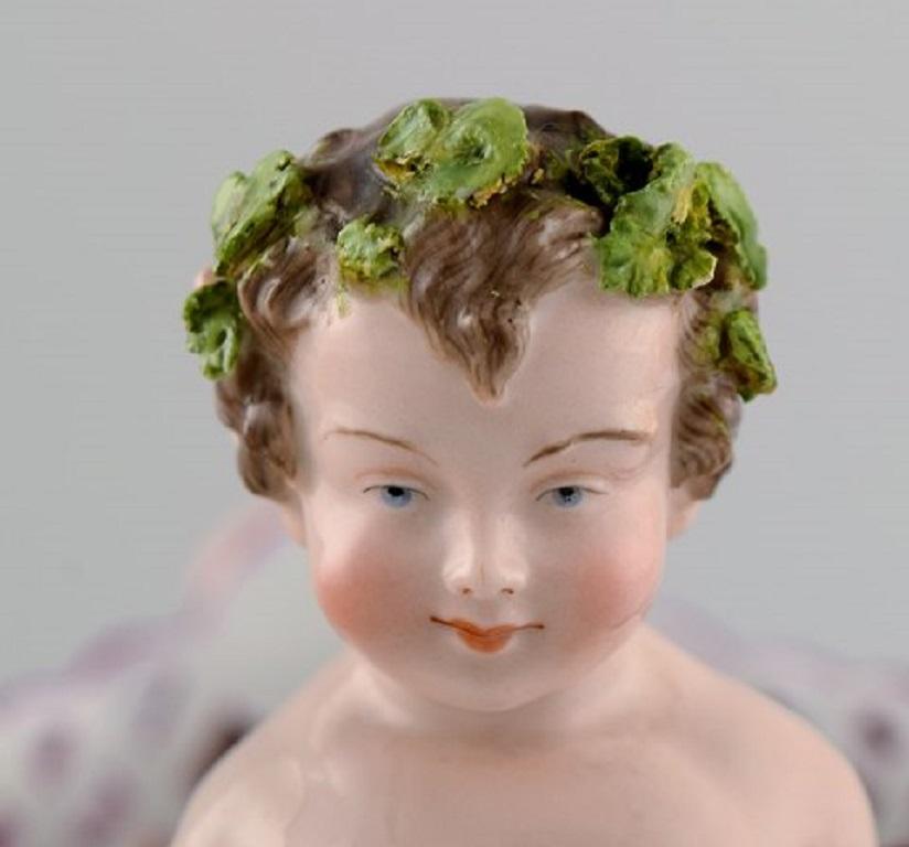 Gran centro de mesa europeo antiguo de porcelana calada pintada a mano con faunos en Excelente estado para la venta en Copenhagen, DK