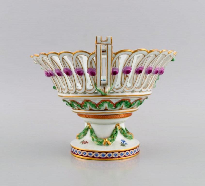 Large antique Meissen compote in openwork porcelain with hand-painted flowers and gold decoration. 
Marcolini period 1774-1814. Museum quality.
Measures: 23.5 x 16 cm.
In excellent condition.
Stamped.
1st factory quality.