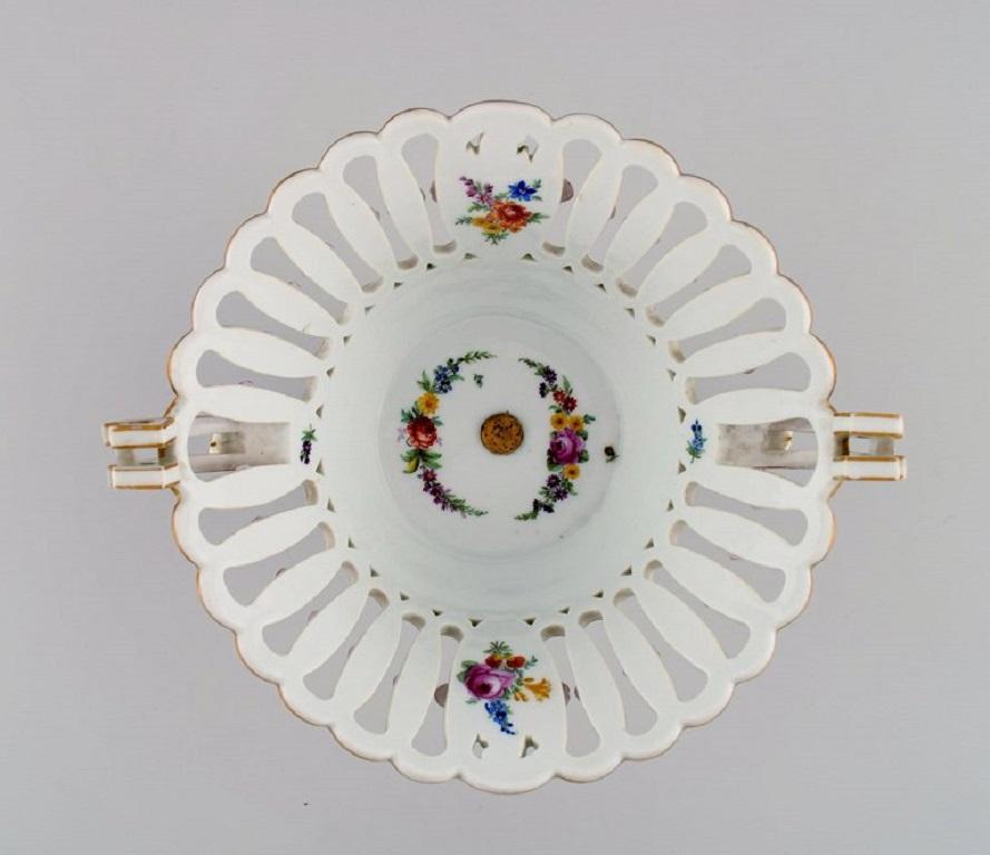 Large Antique Meissen Compote in Openwork Porcelain with Hand-Painted Flowers In Excellent Condition In Copenhagen, DK