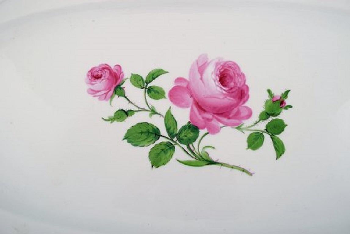 Large antique Meissen fish dish in hand painted porcelain with pink roses, early 20th century.
Measures: 54 x 27 cm.
In excellent condition.
Stamped.
2nd factory quality.