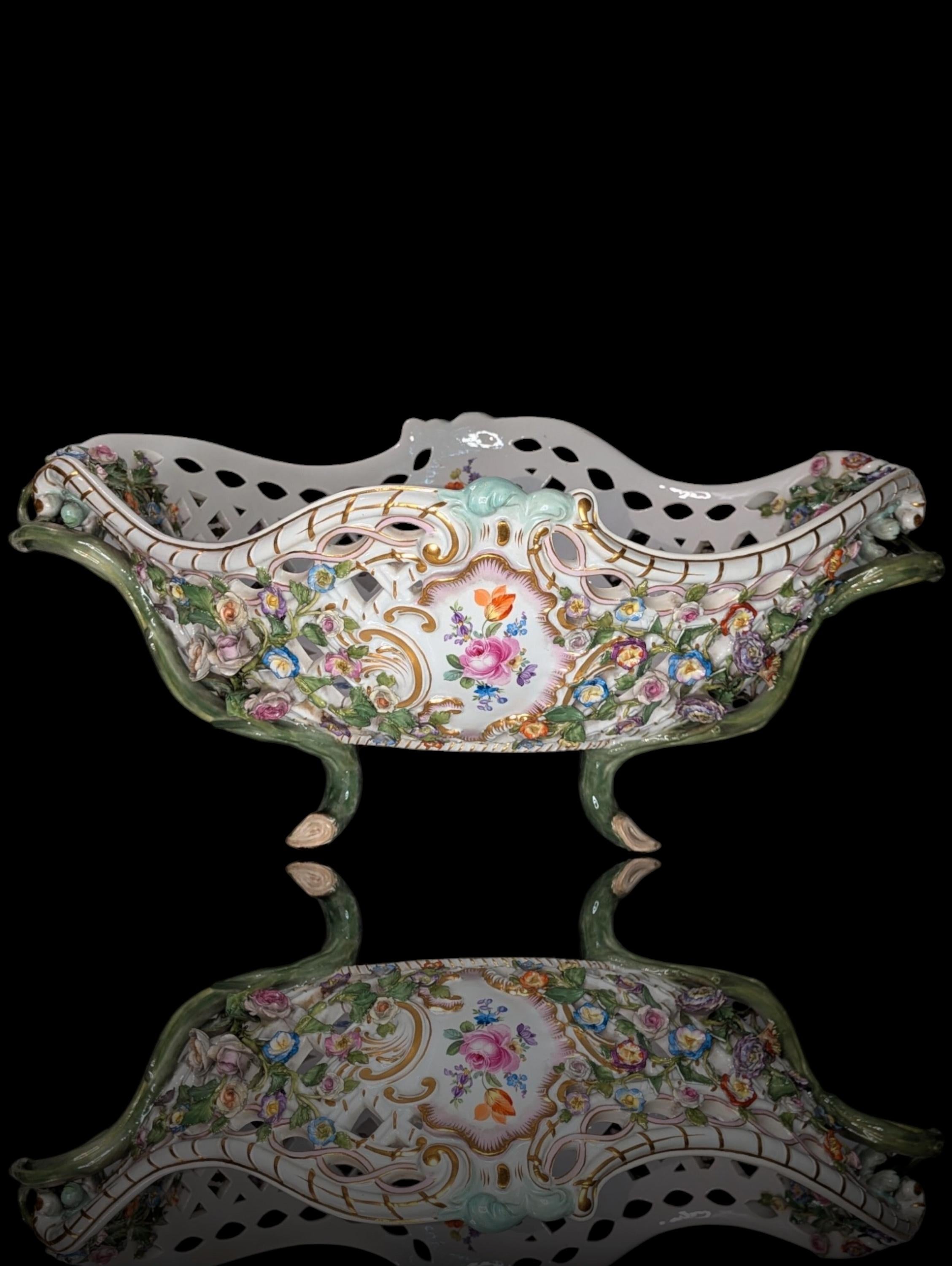 Eleva tu colección con este exquisito Cuenco Reticulado Grande Antiguo de Meissen, un verdadero testimonio de la maestría y el arte de la porcelana Meissen primitiva. Esta asombrosa pieza presenta un intrincado diseño calado (reticulado),