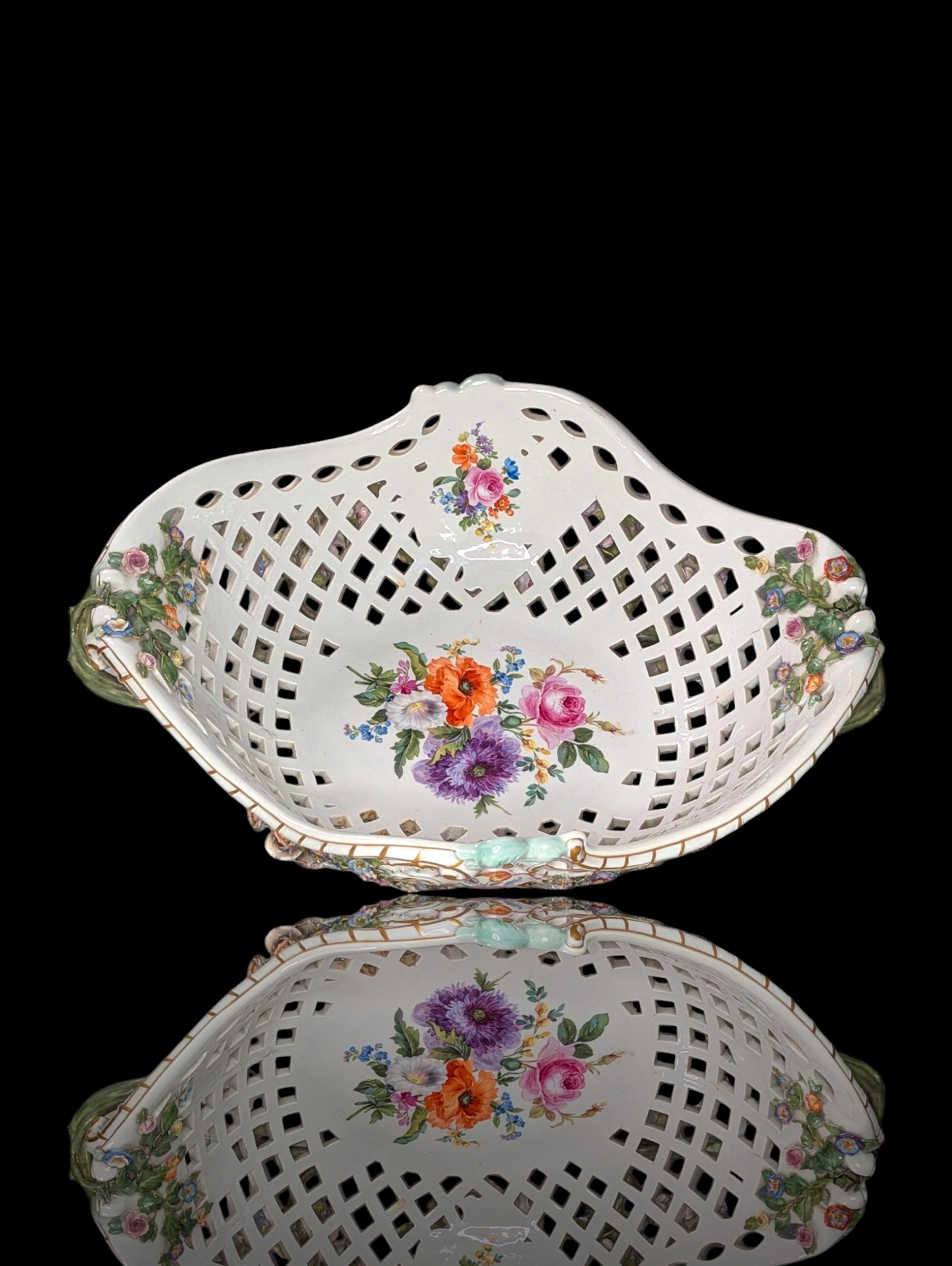 Gran cuenco antiguo de Meissen con incrustaciones florales y reticulado de vid Barroco en venta