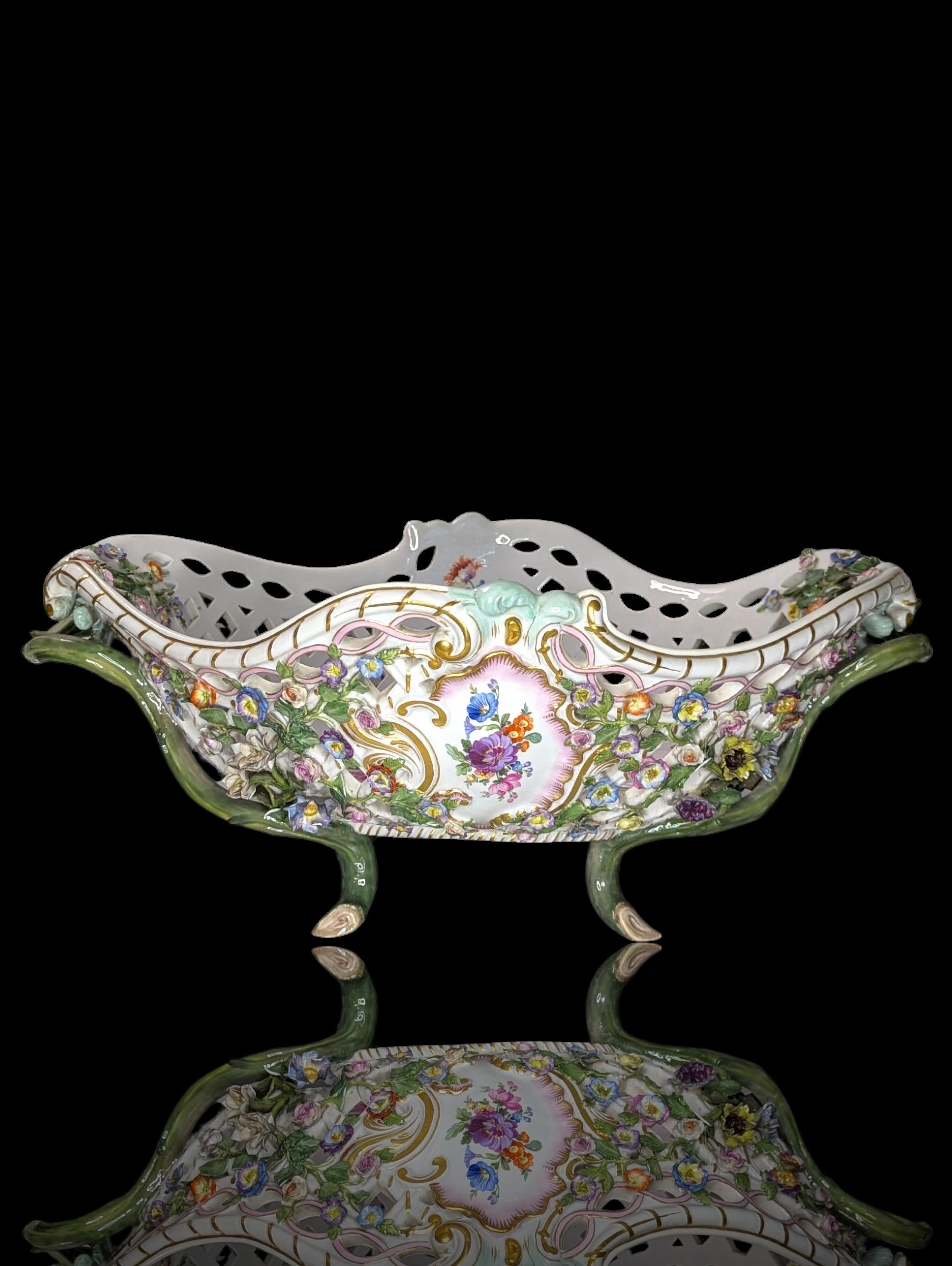 Gran cuenco antiguo de Meissen con incrustaciones florales y reticulado de vid Alemán en venta