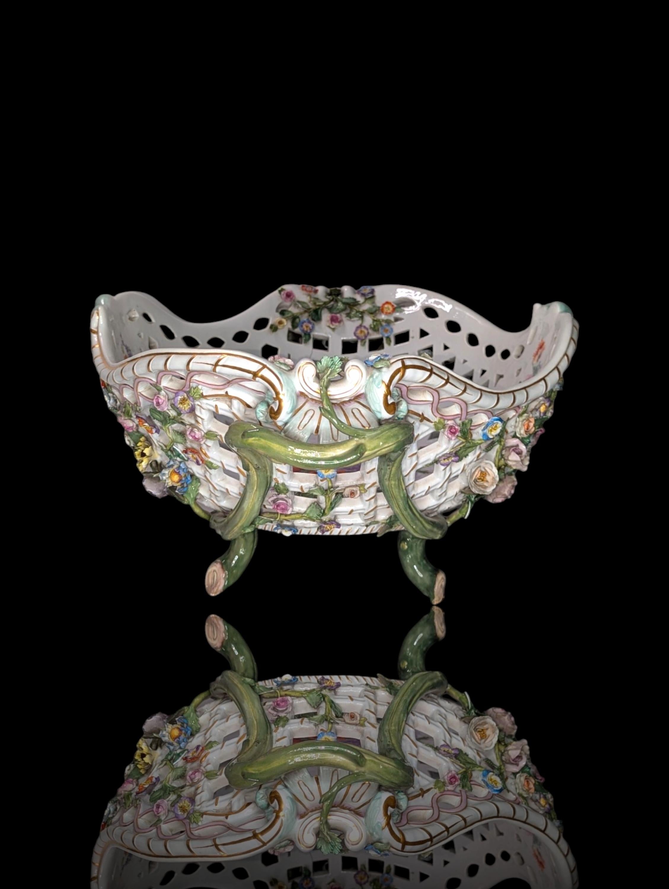 Gran cuenco antiguo de Meissen con incrustaciones florales y reticulado de vid Glaseado en venta