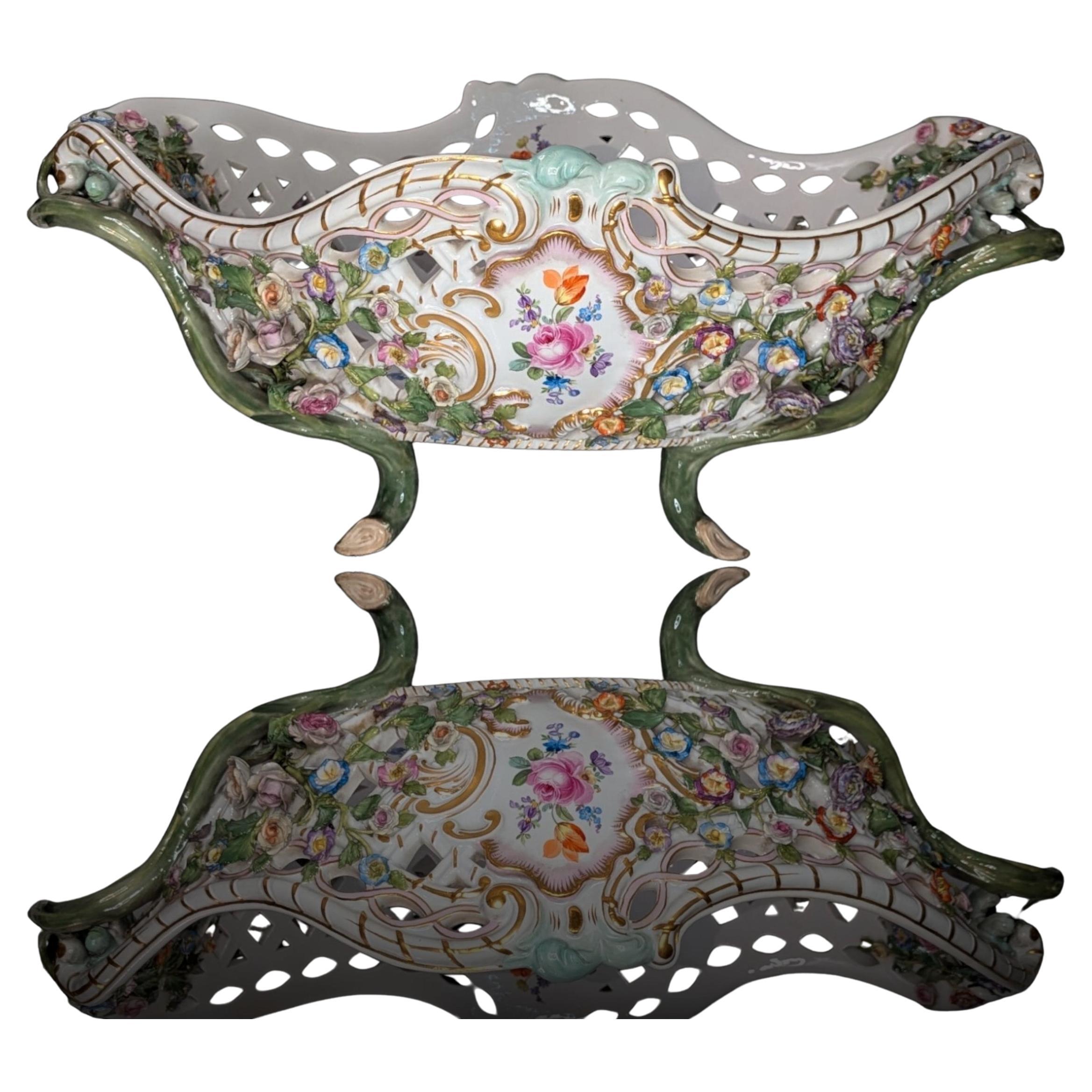 Gran cuenco antiguo de Meissen con incrustaciones florales y reticulado de vid