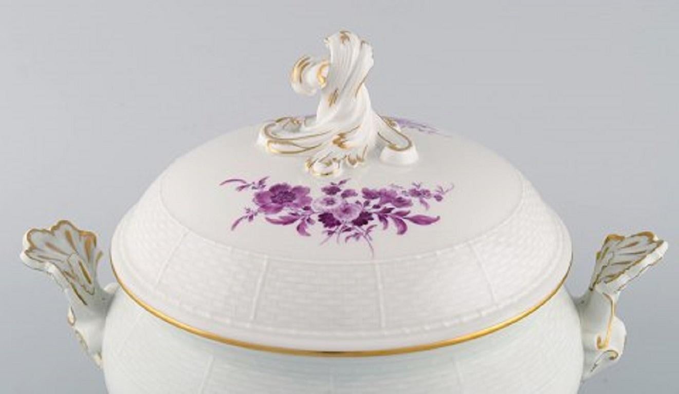 Large antique Meissen lidded tureen in hand painted porcelain with purple flowers and gold edge, circa 1900.
Measures: 30.5 x 20 cm.
1st factory quality.
In excellent condition.
Stamped.