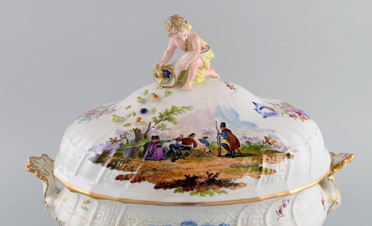 Large antique Meissen lidded tureen in hand-painted porcelain. 
Military scenes and putti with cornucopia. 
Museum quality, mid-19th century.
Measures: 37 x 23 cm.
Height: 28 cm.
In excellent condition.
Stamped.
1st factory quality.