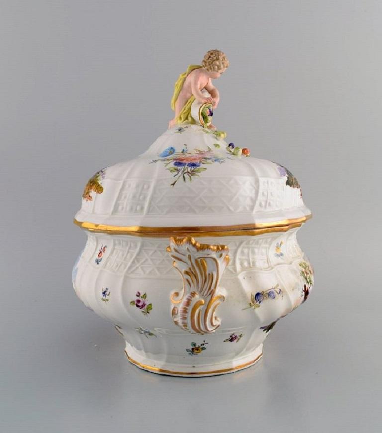 Large Antique Meissen Lidded Tureen in Hand-Painted Porcelain In Excellent Condition For Sale In Copenhagen, DK