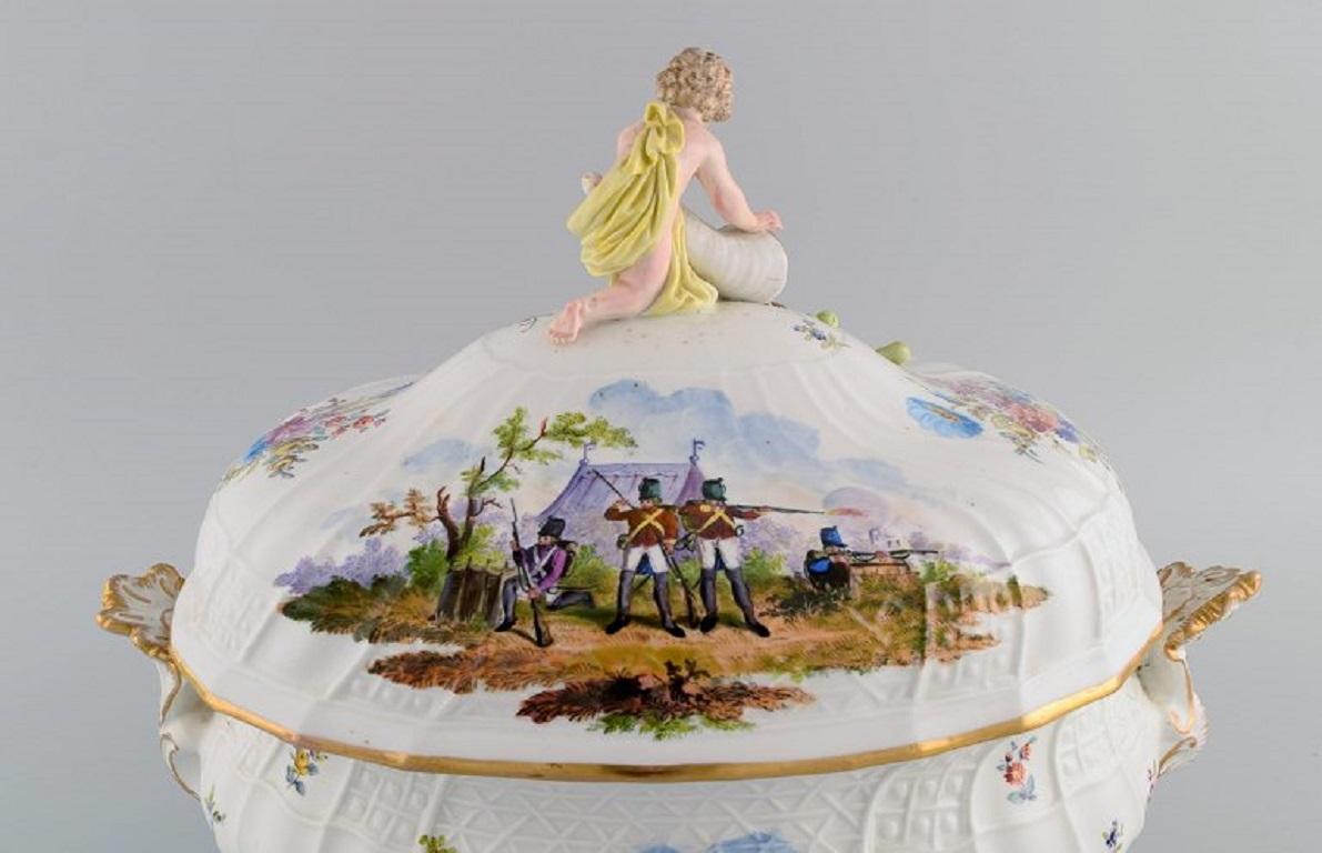 Large Antique Meissen Lidded Tureen in Hand-Painted Porcelain For Sale 1