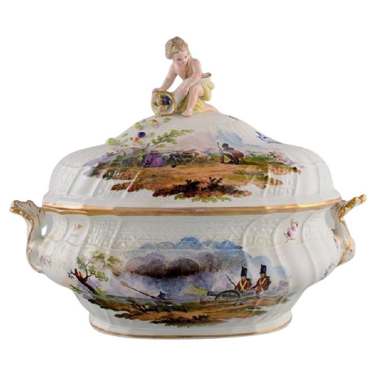 Grande soupière à couvercle ancienne de Meissen en porcelaine peinte à la main