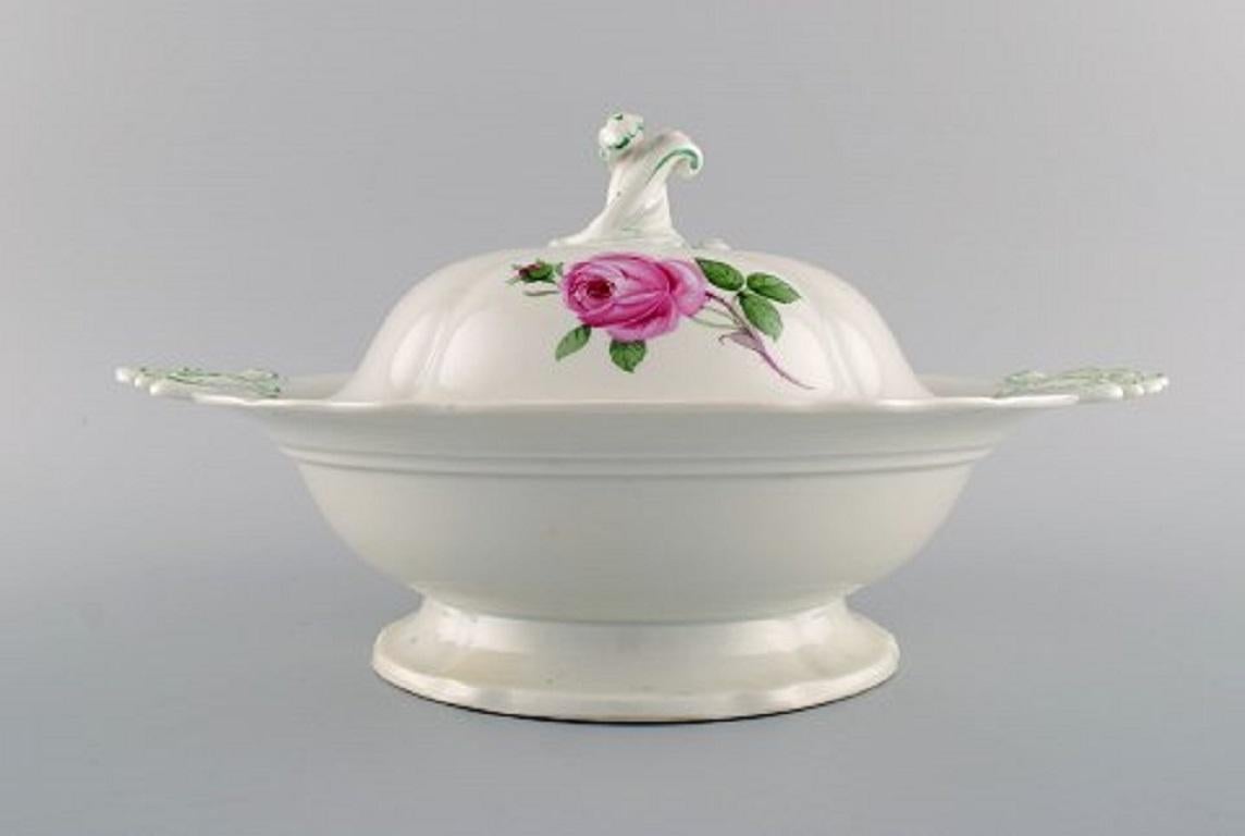 Grande zuppiera antica con coperchio di Meissen in porcellana dipinta a mano con rose rosa, inizio XX secolo.
Misure: 34 x 18,5 cm.
In ottime condizioni.
Timbrato.
2a qualità di fabbrica.