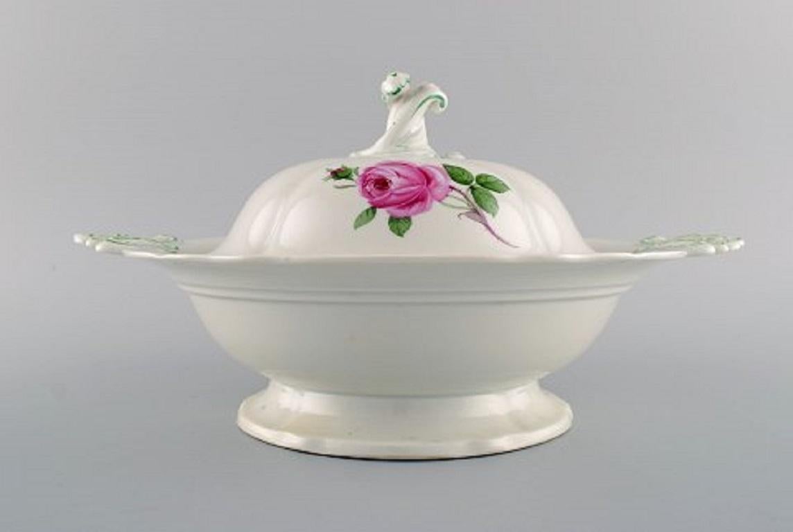 Large antique Meissen lidded tureen in hand-painted porcelain with pink roses, early 20th century.
Measures: 34 x 18.5 cm.
In excellent condition.
Stamped.
2nd factory quality.