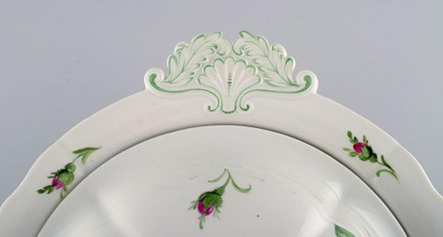 XX secolo Grande zuppiera antica con coperchio di Meissen in porcellana dipinta a mano con rose rosa in vendita