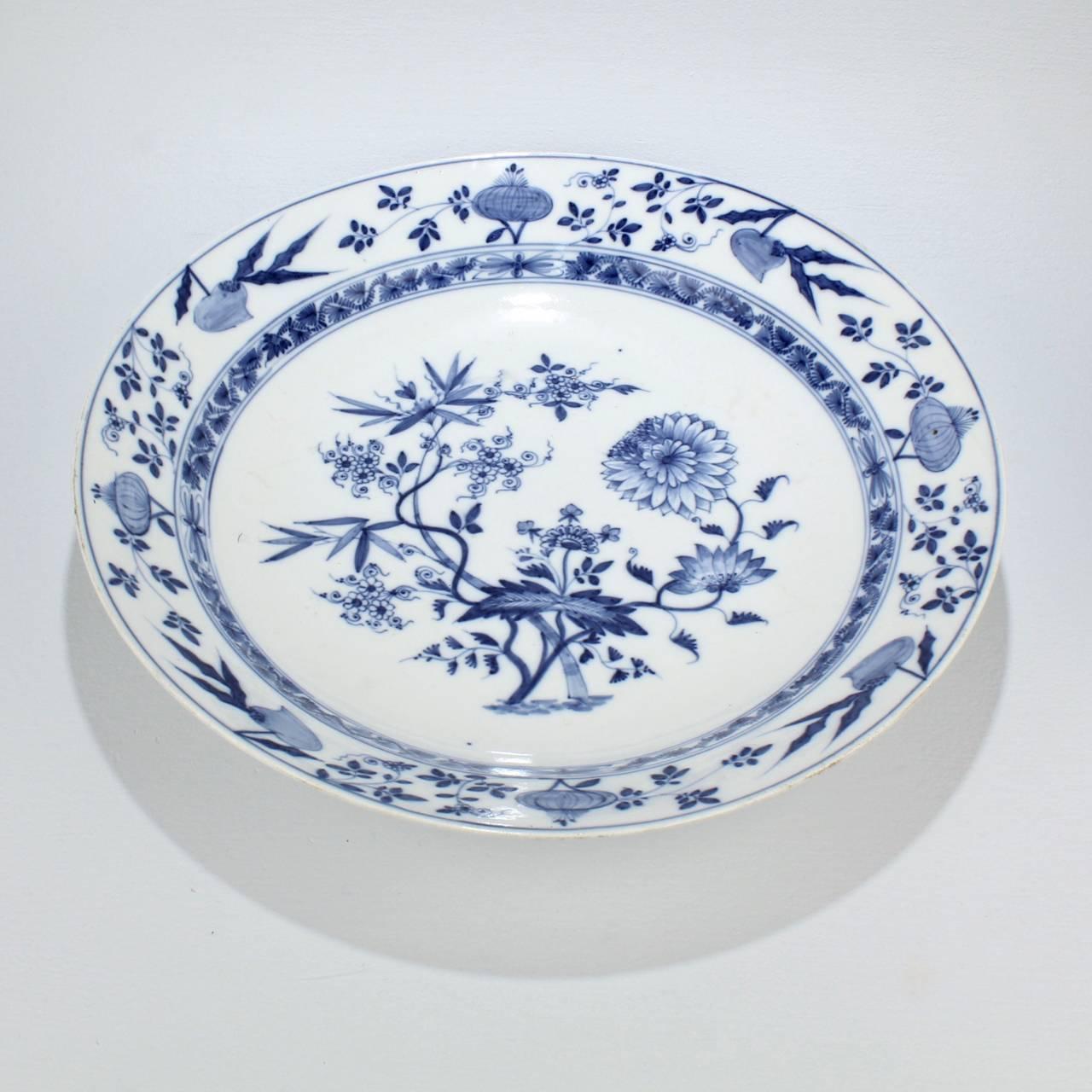 Allemand Grand chargeur ancien en porcelaine à motif d'oignon bleu de la période Meissen Marcolini