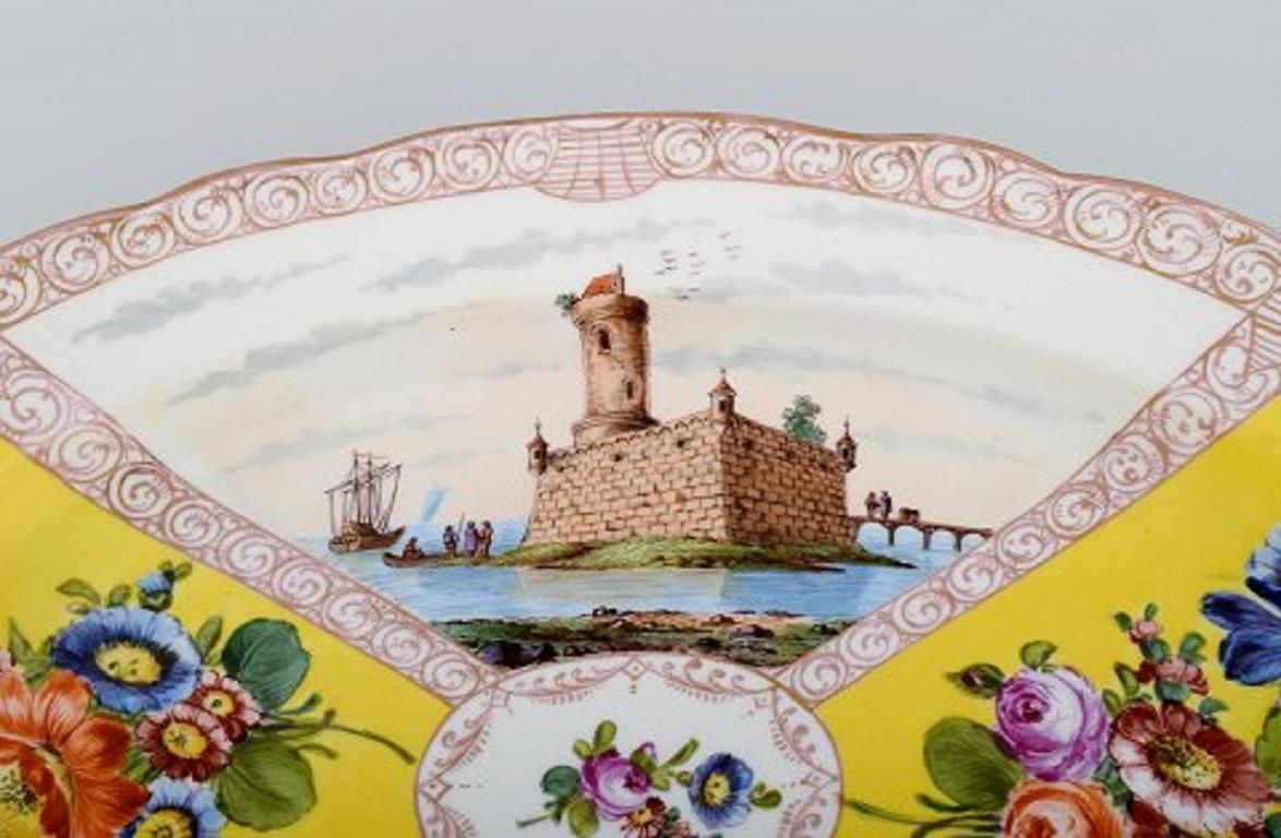 Large antique Meissen serving dish in hand-painted porcelain with trading stations and flowers, 19th century.
Measures: 46 x 32.5 x 5.5 cm.
In excellent condition.
Stamped.
2nd factory quality.