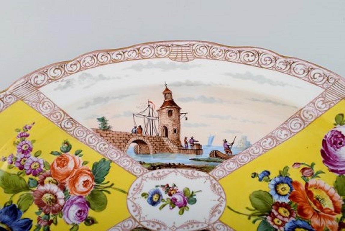 Allemand Grand plat de service ancien de Meissen en porcelaine peinte à la main, 19ème siècle en vente