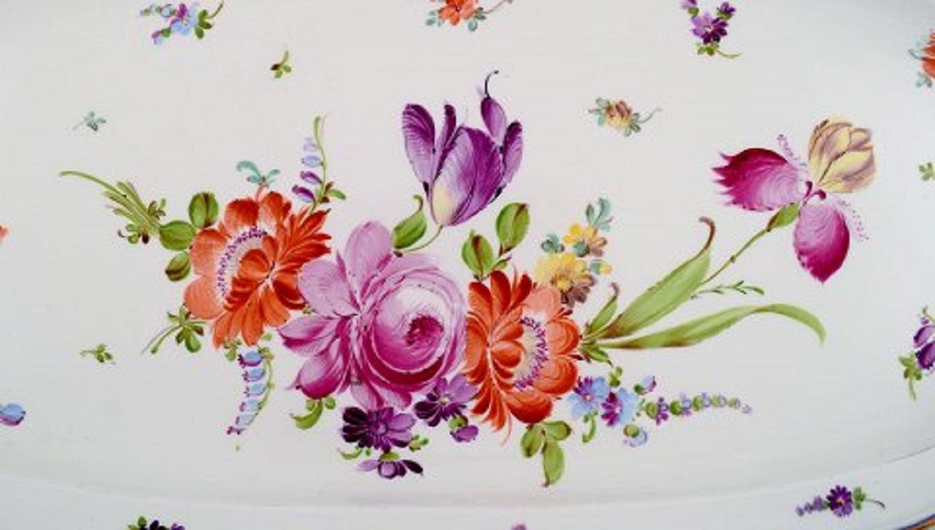 Große antike Meissener Servierplatte aus handbemaltem Porzellan mit floralen Motiven, Ende 19. Jahrhundert.
In sehr gutem Zustand.
Maße: 55 x 26 cm.
Gestempelt.